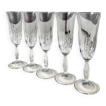 Lot 5 Grandes Flûtes à champagne en cristal taillé. Motifs gouttes/pointes diamant. Haut 20,5 cm