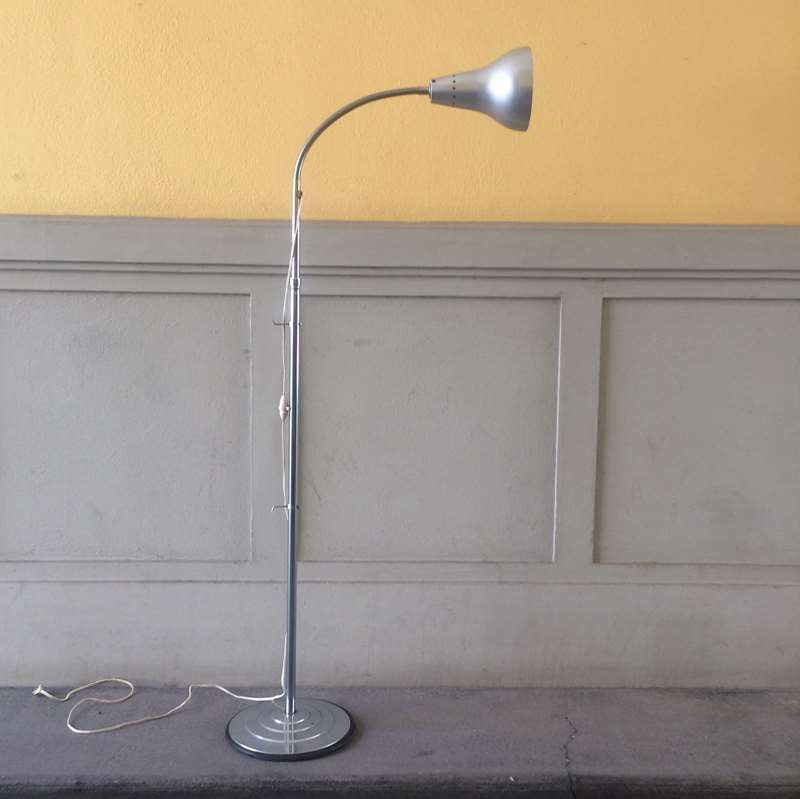 Chrome metal lamppost