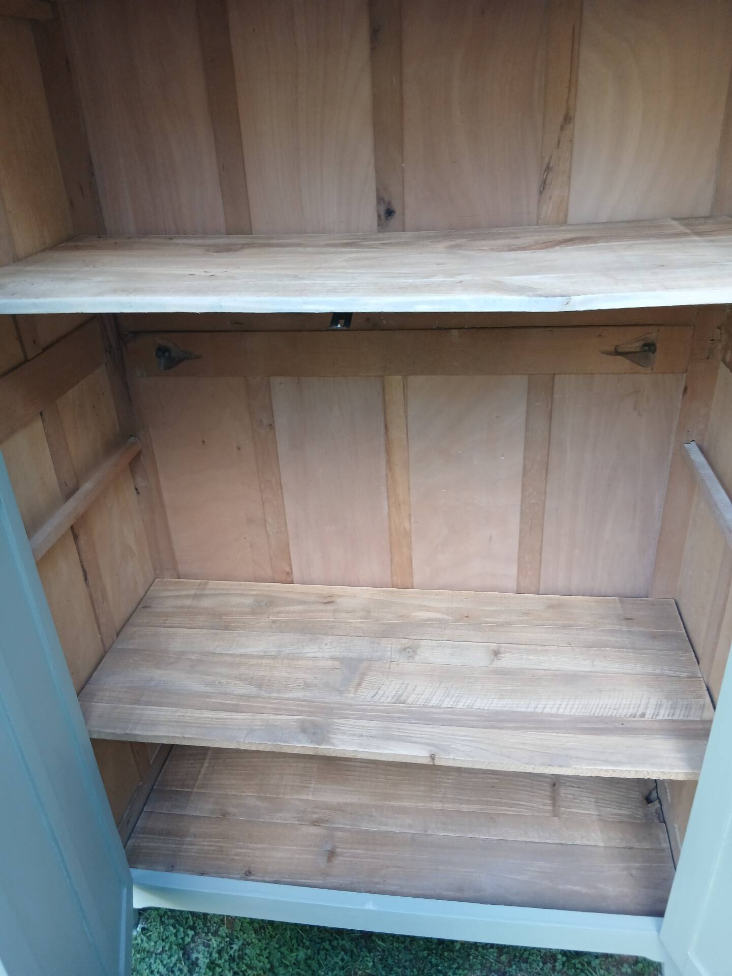 Parisian wardrobe with 2 doors and 3 shelves in Luxembourg green.