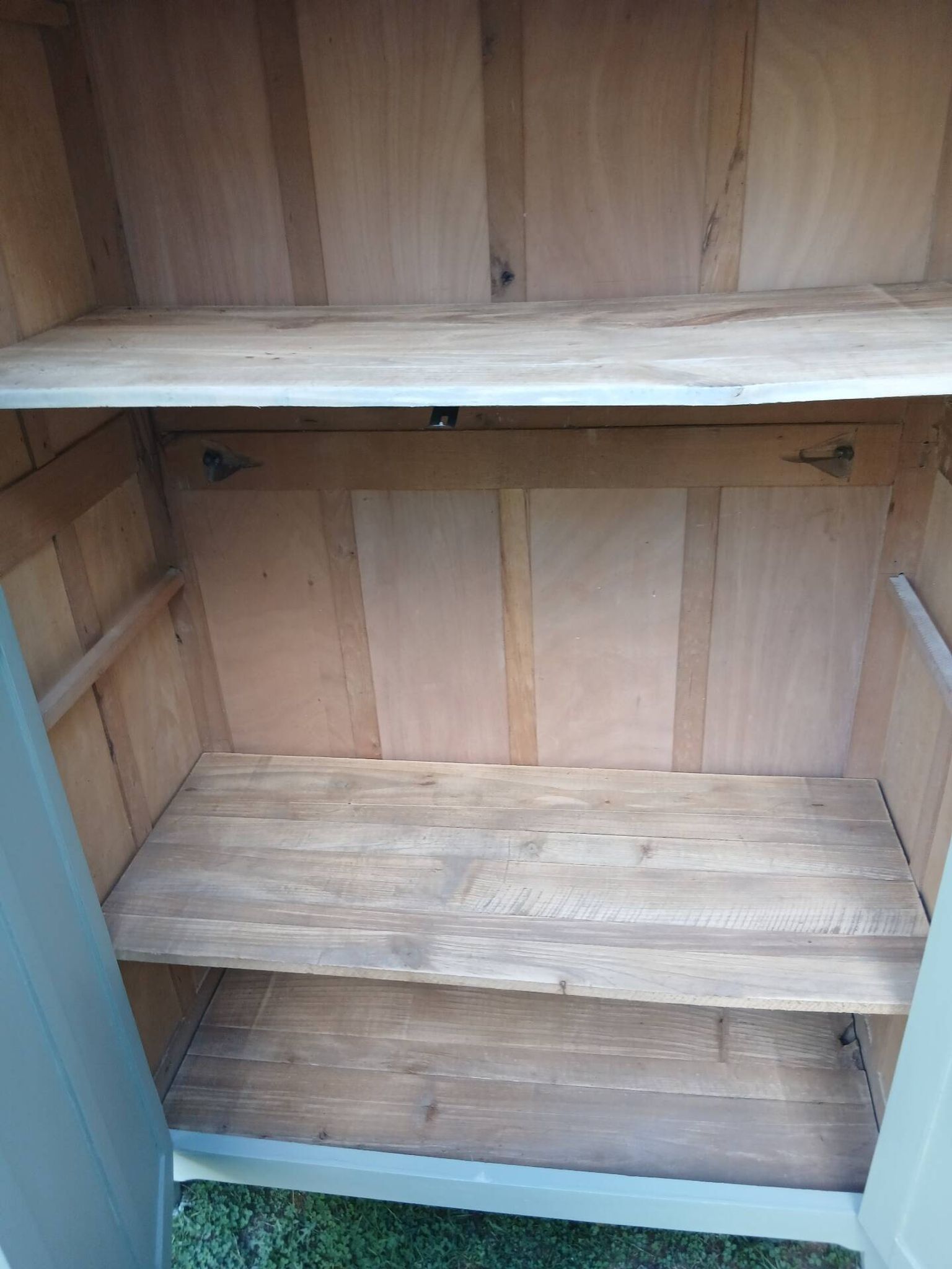 Parisian wardrobe with 2 doors and 3 shelves in Luxembourg green.