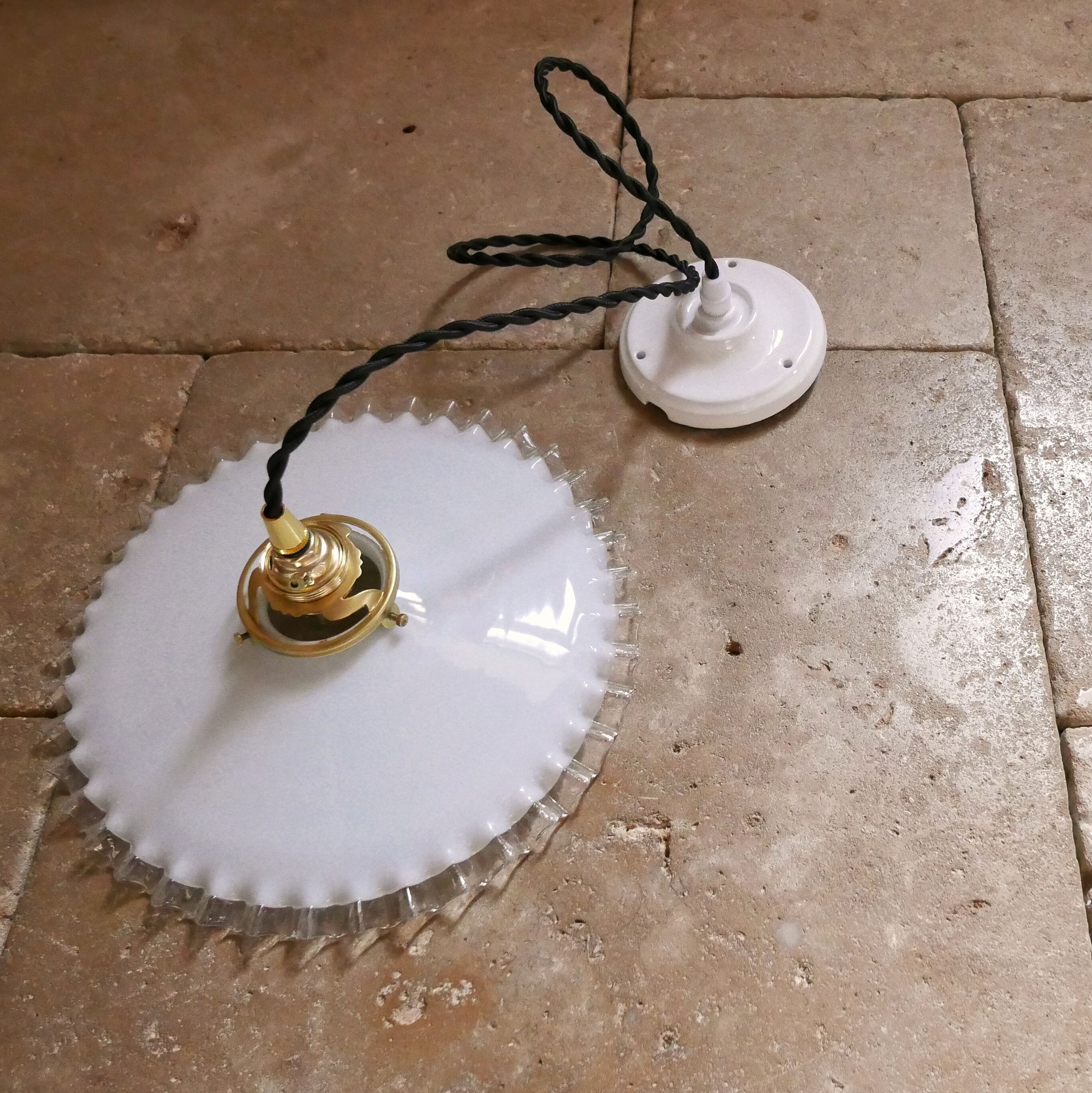 Opaline suspension with serrated edges