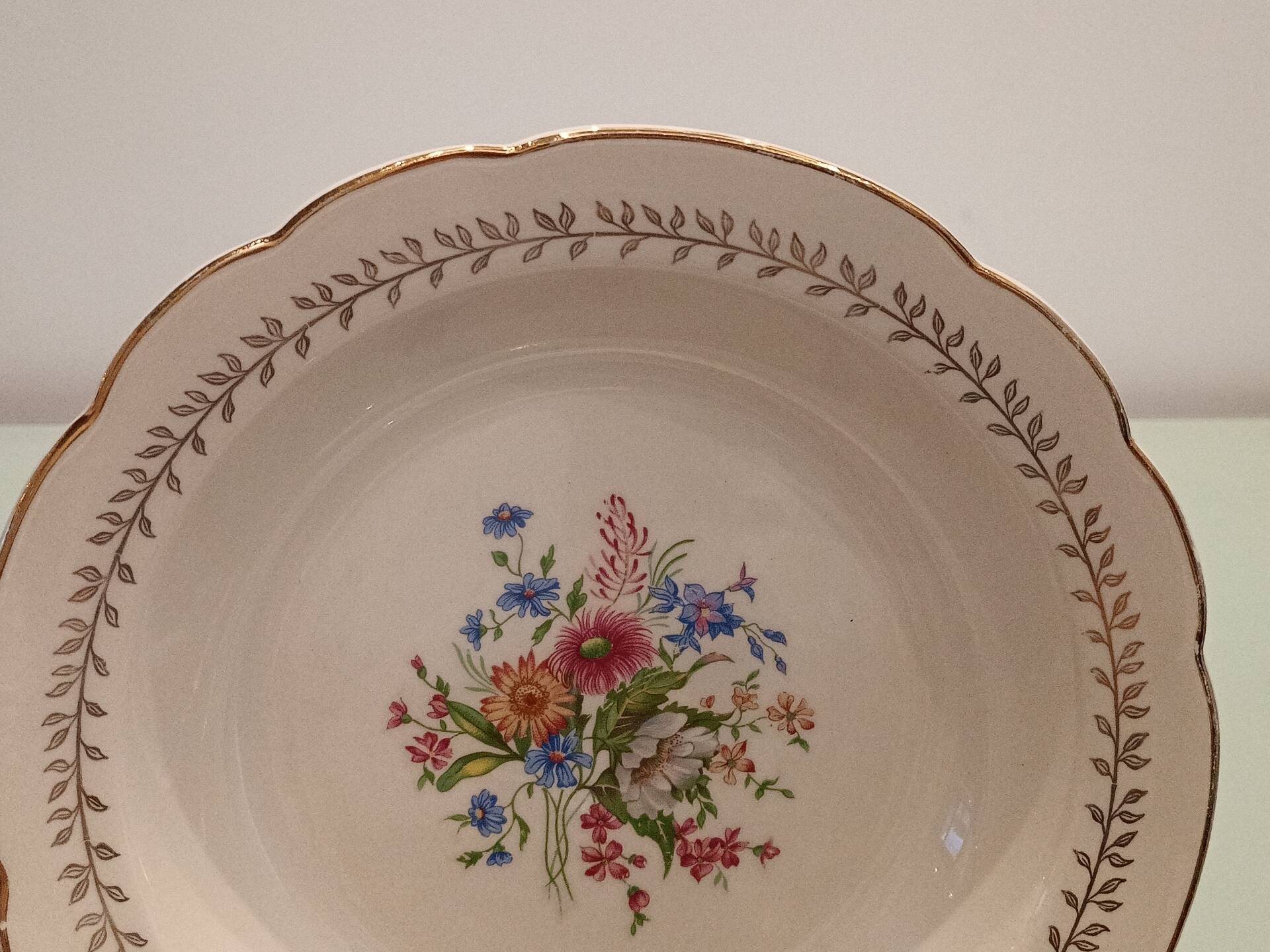 Grand plat creux en faïence de Gien – Modèle "Quelques Fleurs" – Vinta