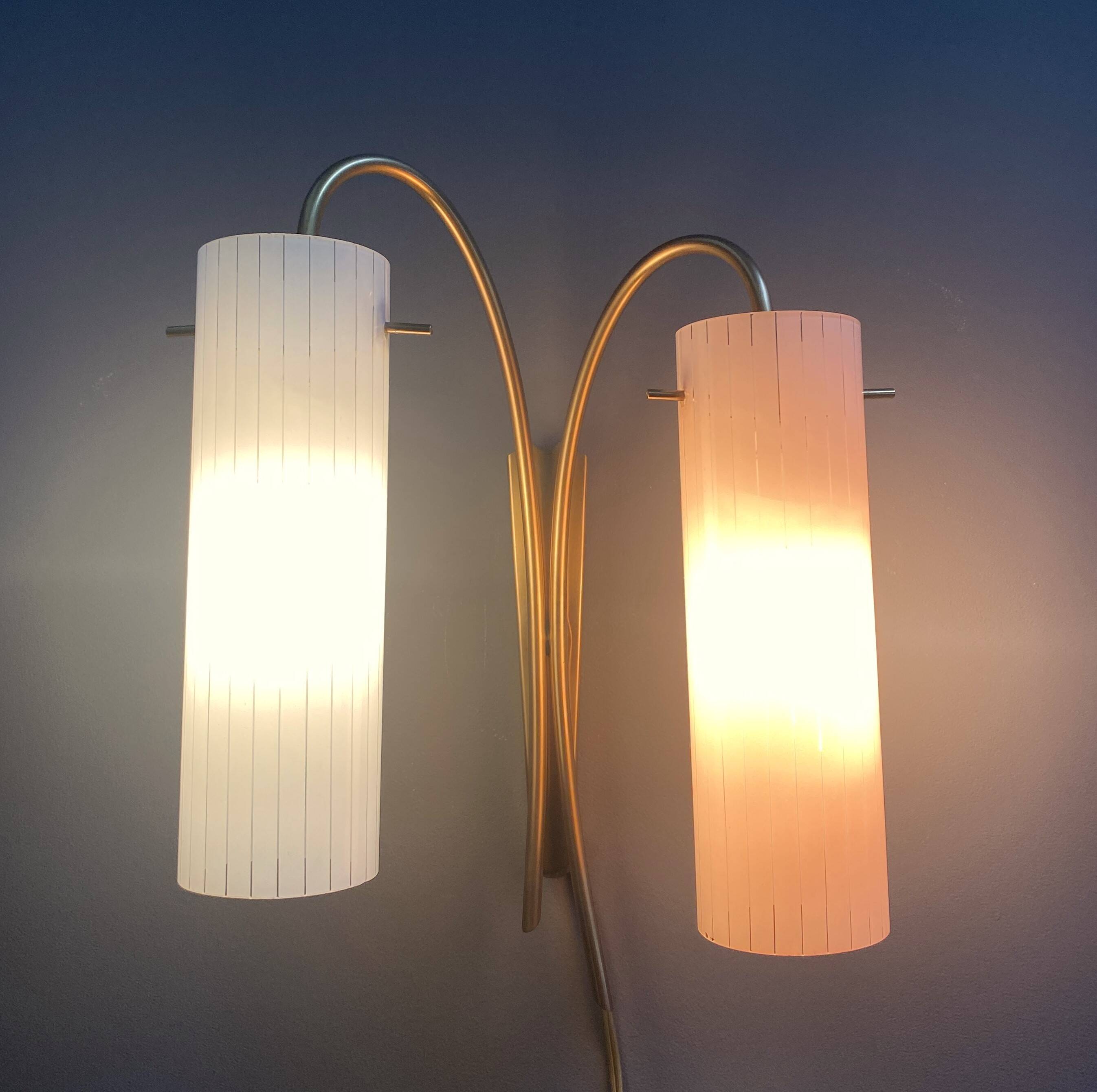 Applique murale en laiton avec abat-jour en verre rose et bleu, années 1960