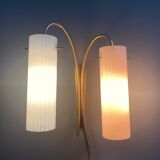 Applique murale en laiton avec abat-jour en verre rose et bleu, années 1960