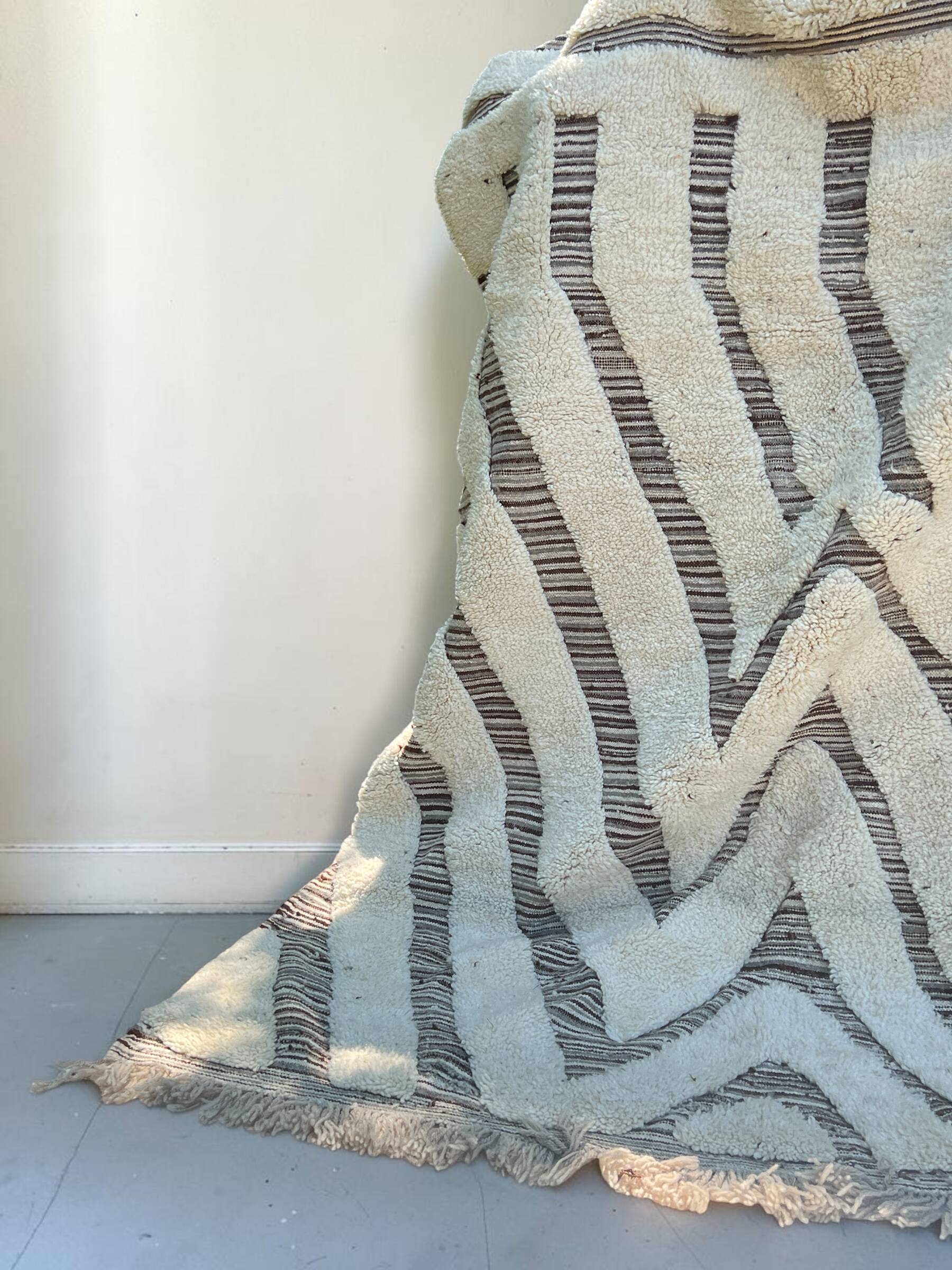 Large hand-knotted beige and cream Berber rug, 2.90m x 1.80m.