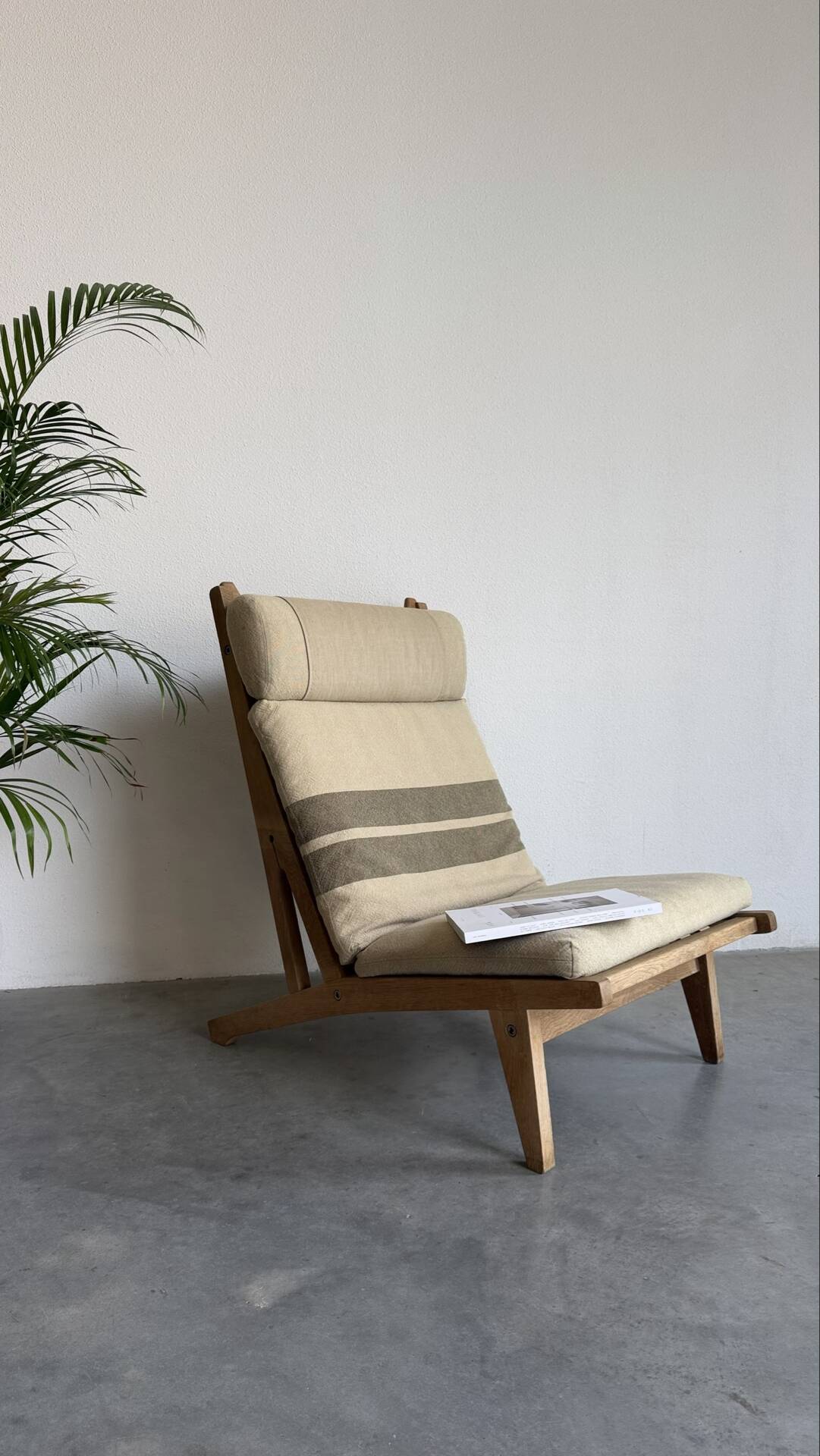 Vintage Hans Wegner lounge chair GE375 in oak