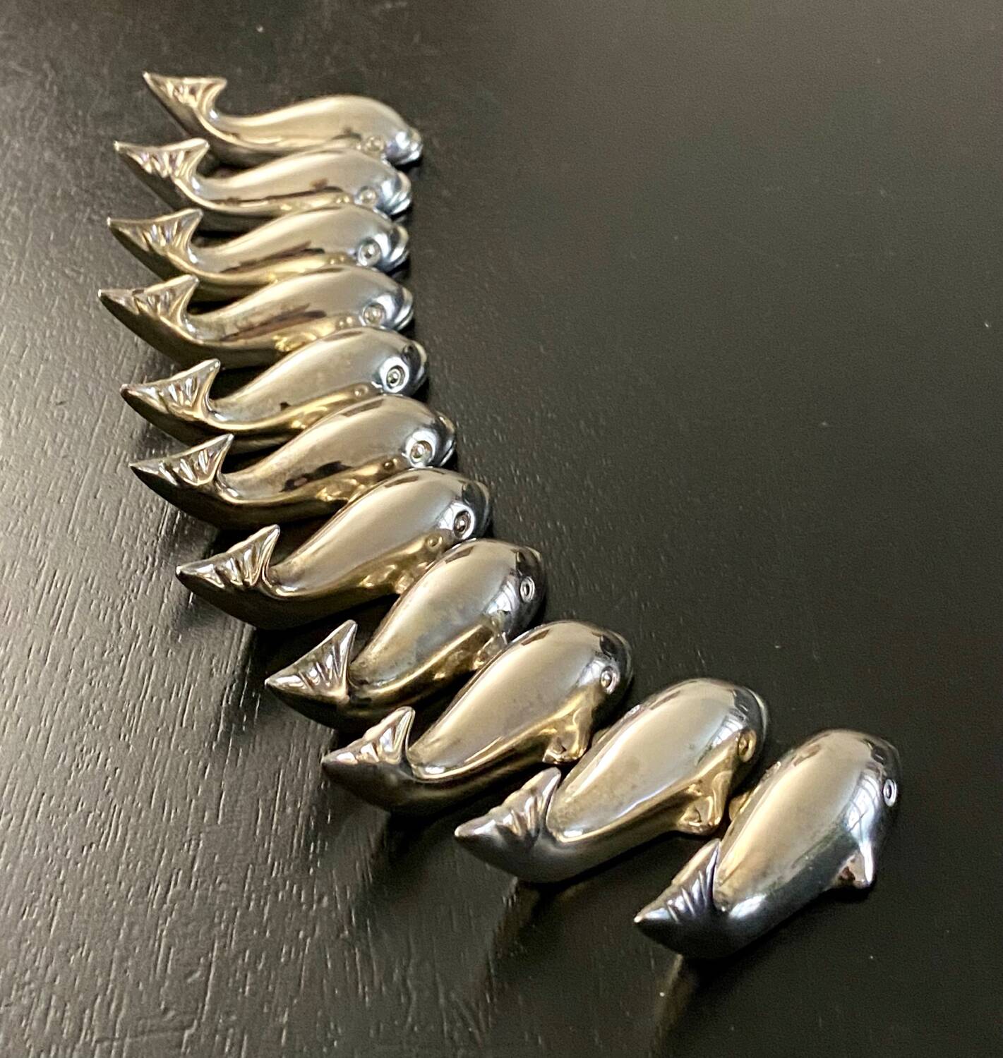 11 whale-shaped metal knife holders