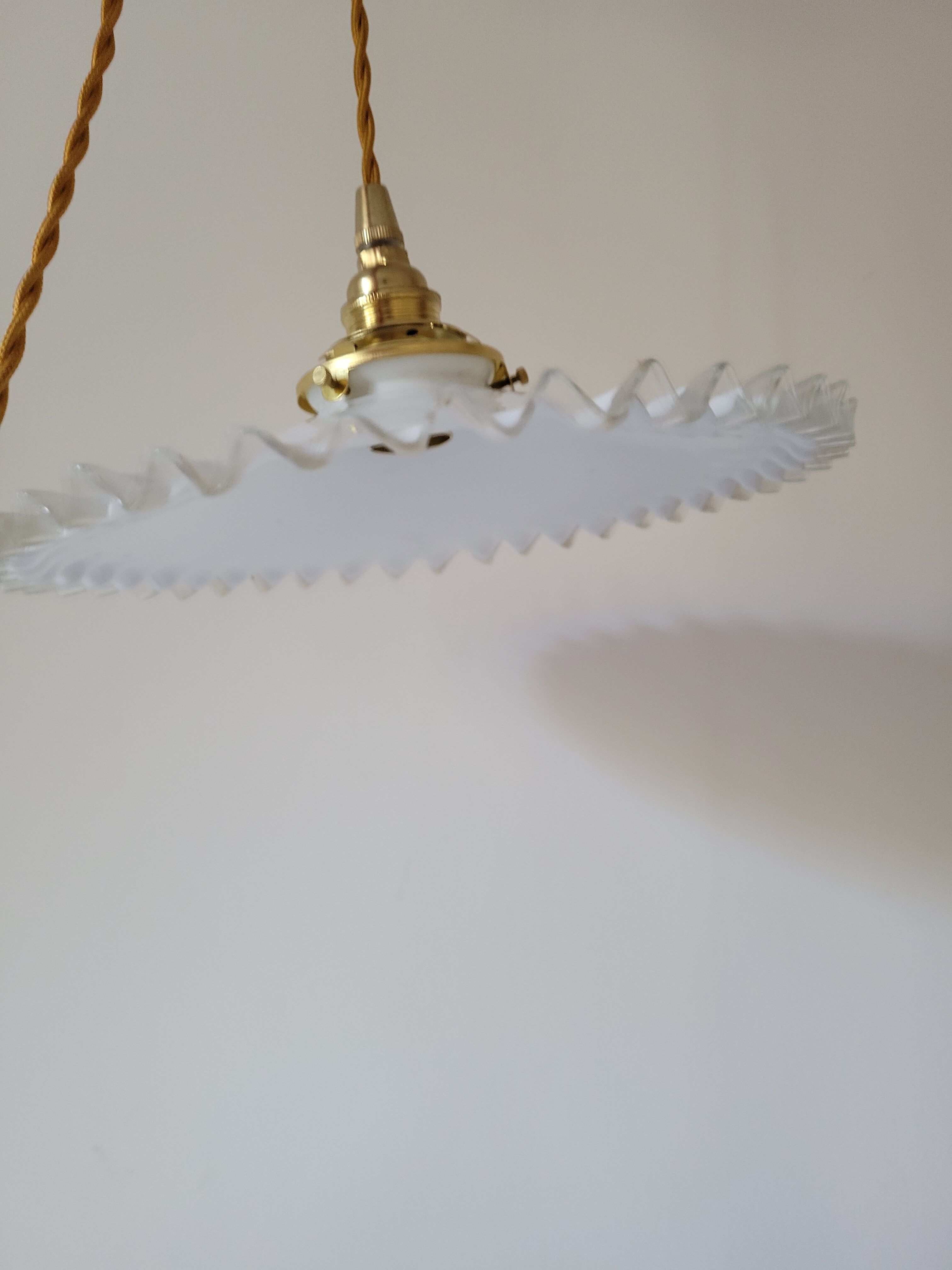Duo de suspensions en opaline dentelée