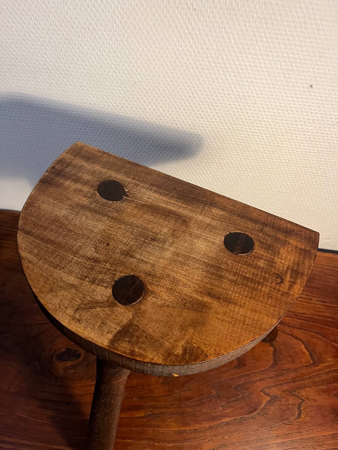 Tabouret tripode en bois