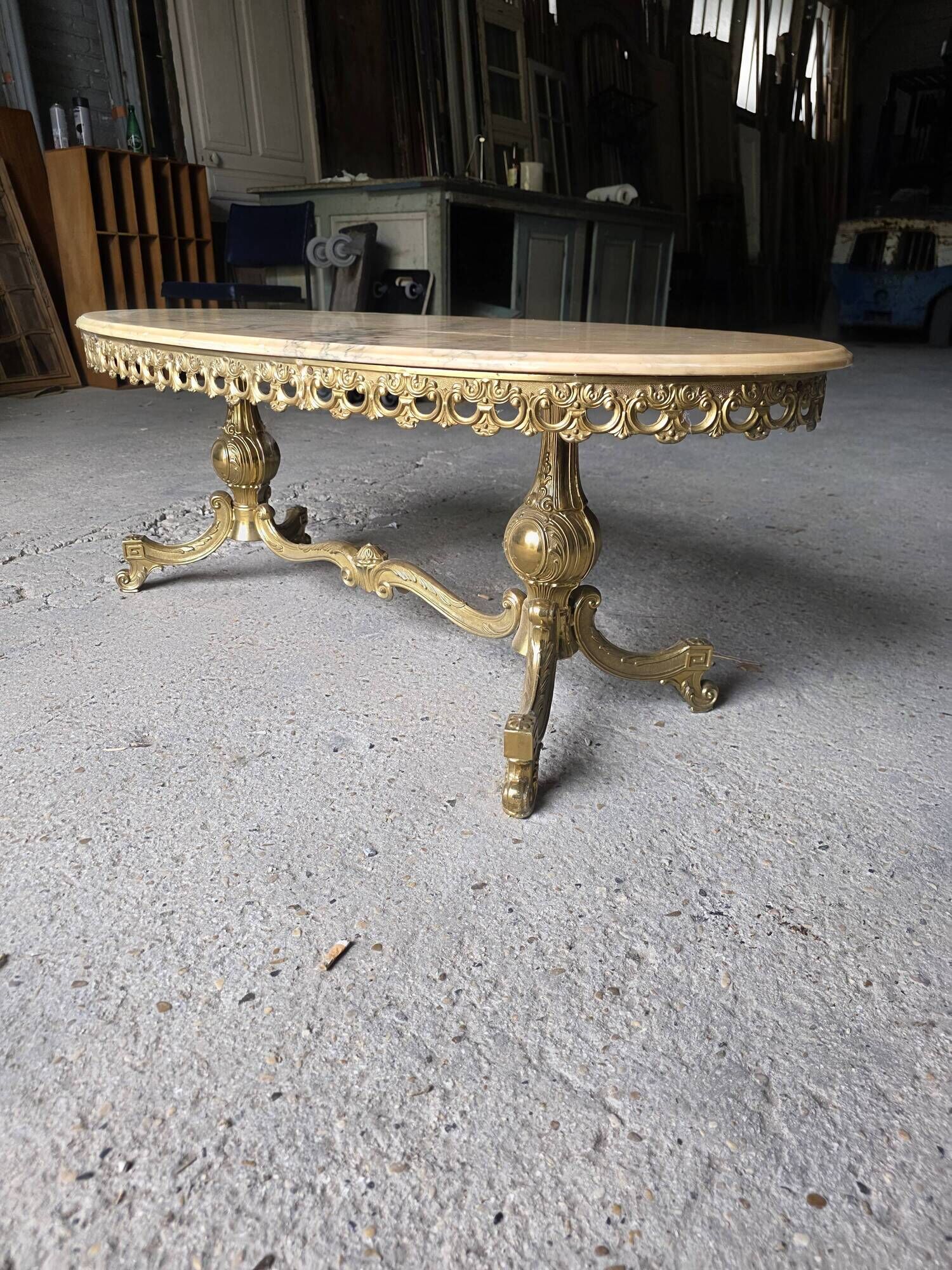 Table basse en bronze et marbre années 1960