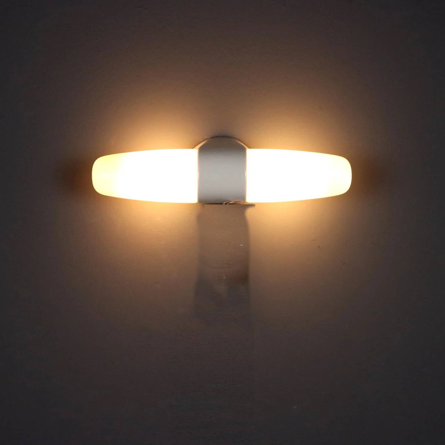 Vintage wall lamp in white ceramic, design, Italy, 1950s