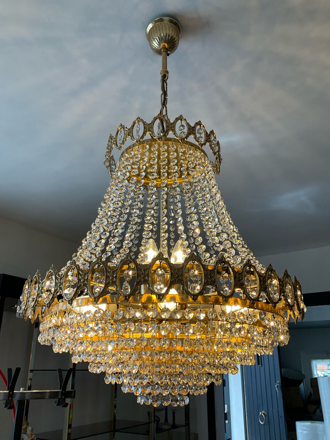 Lustre cascade en bronze et pampilles de cristal