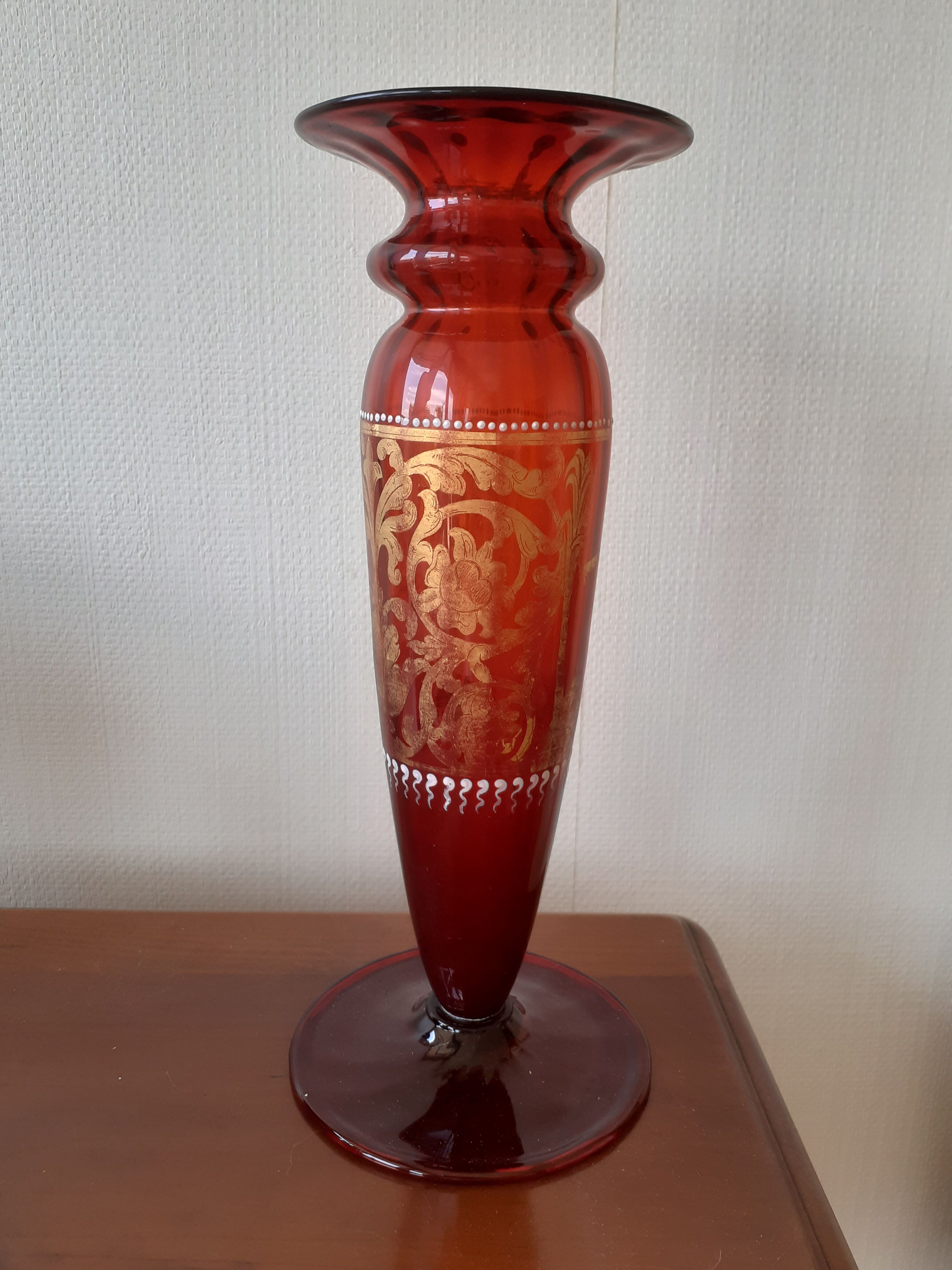 Vase en verre rouge XIXème