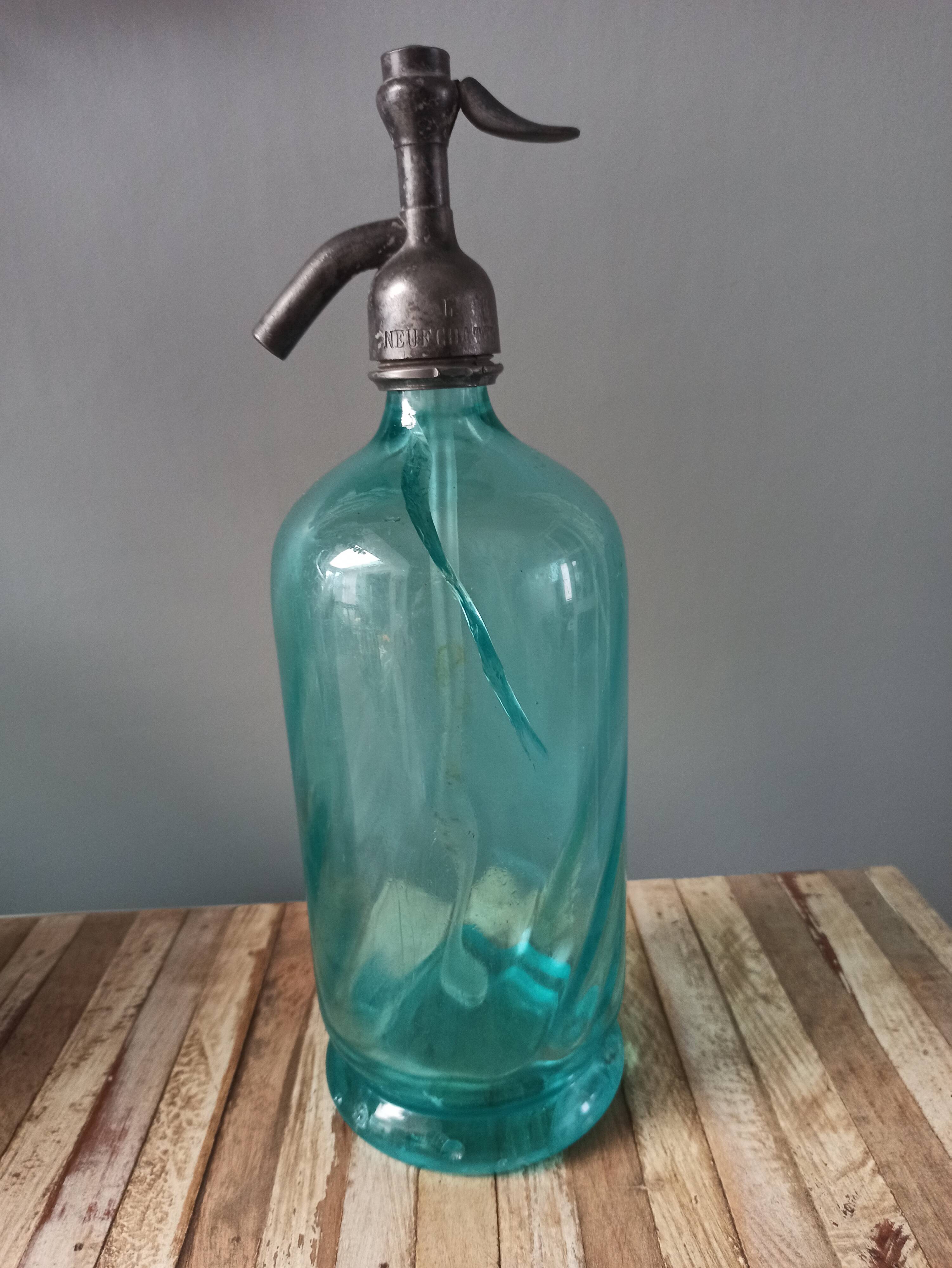 Seltzer water siphon