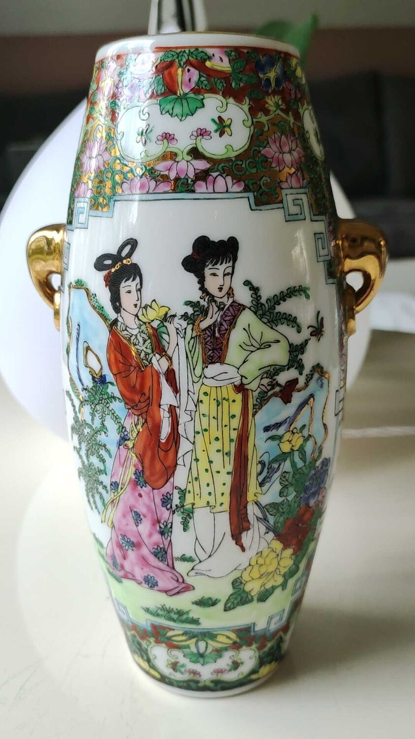 Japanese Chinese polychrome vase in fine porcelain. Motifs Geishas