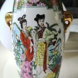 Japanese Chinese polychrome vase in fine porcelain. Motifs Geishas