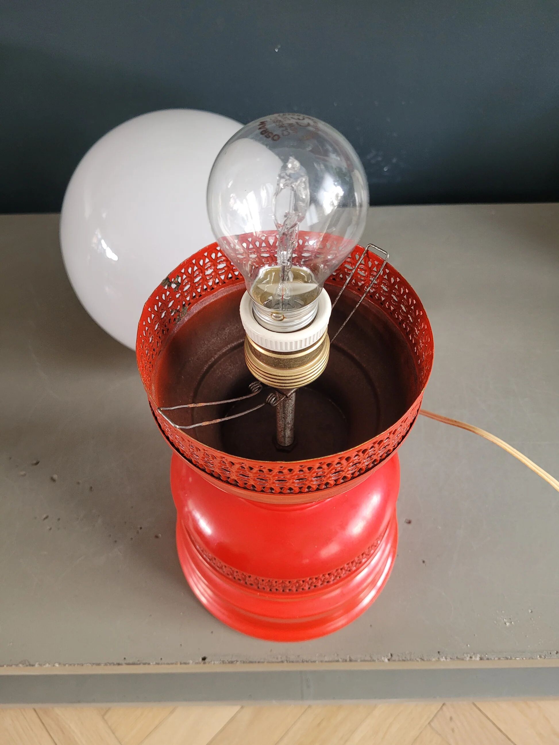 Lampe globe vintage à pied métal ajouré laqué rouge | Selency