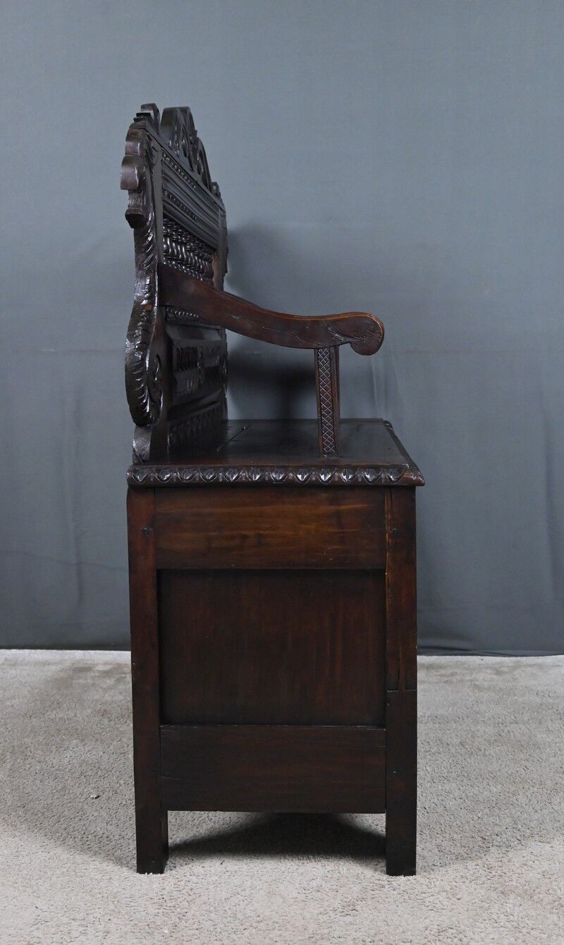 Banc coffre en chêne, style néo-gothique – début XXe