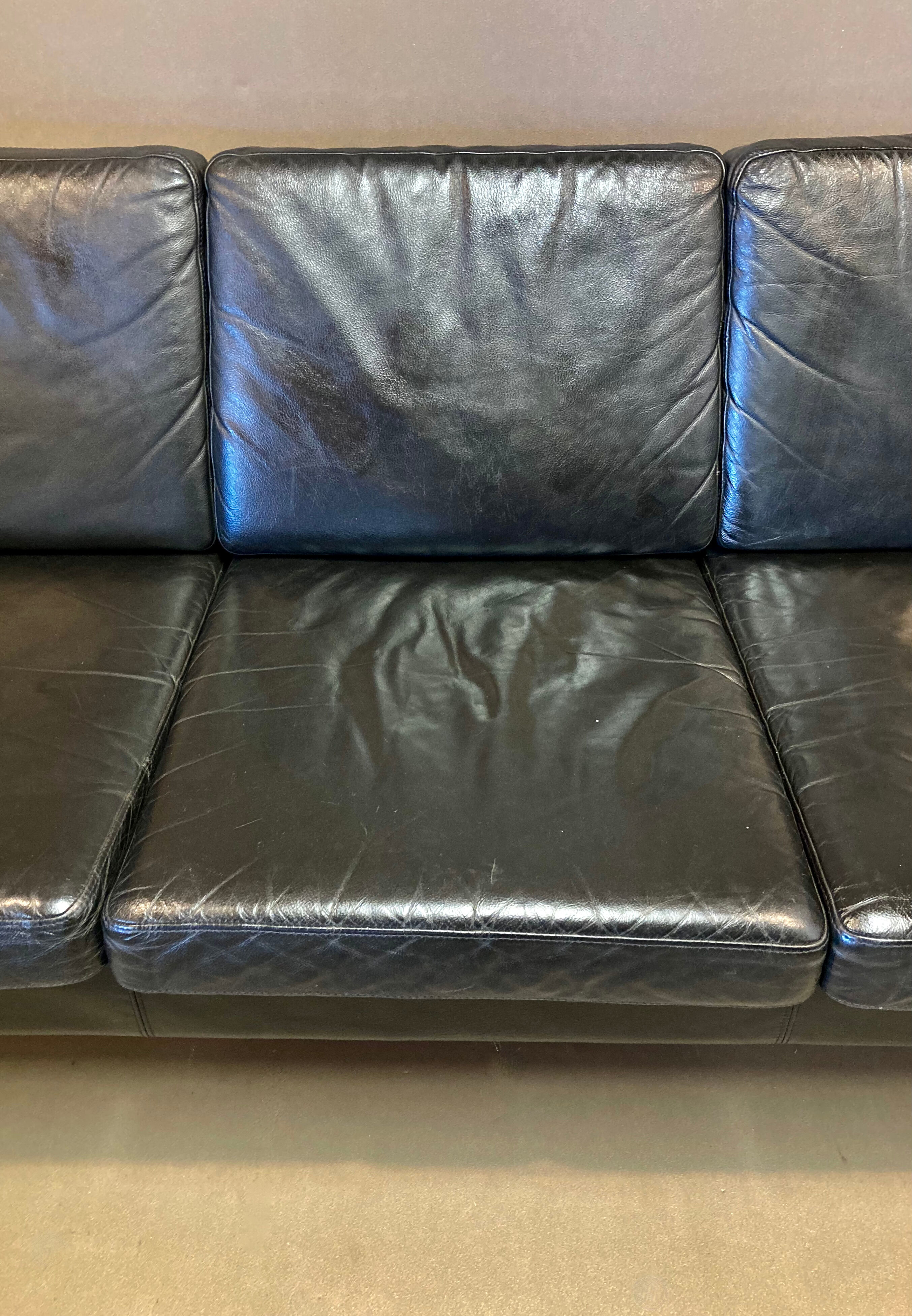 Sofa 3 places black leather Scandinavian design