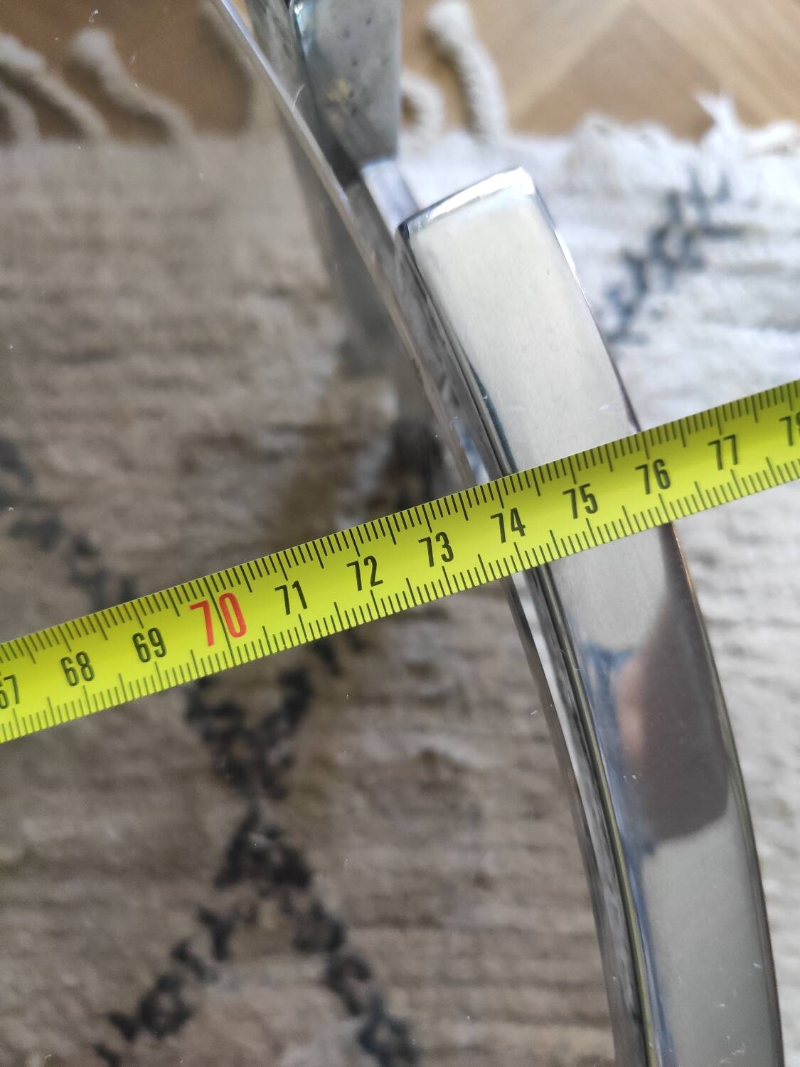 Round coffee table in smoked glass with chrome legs