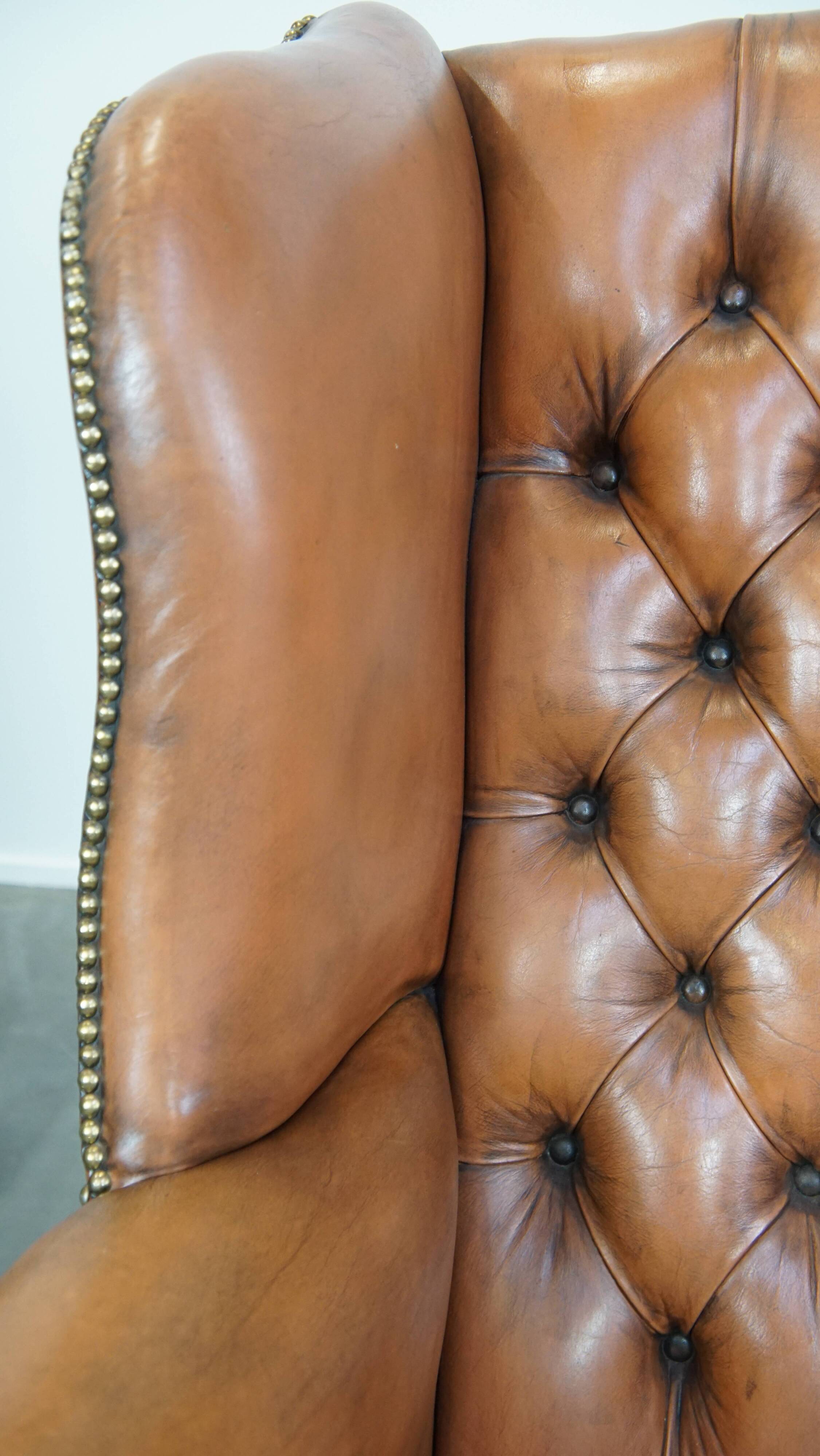 Fauteuil Chesterfield anglais classique en cuir de vachette couleur cognac clair