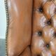 Fauteuil Chesterfield anglais classique en cuir de vachette couleur cognac clair