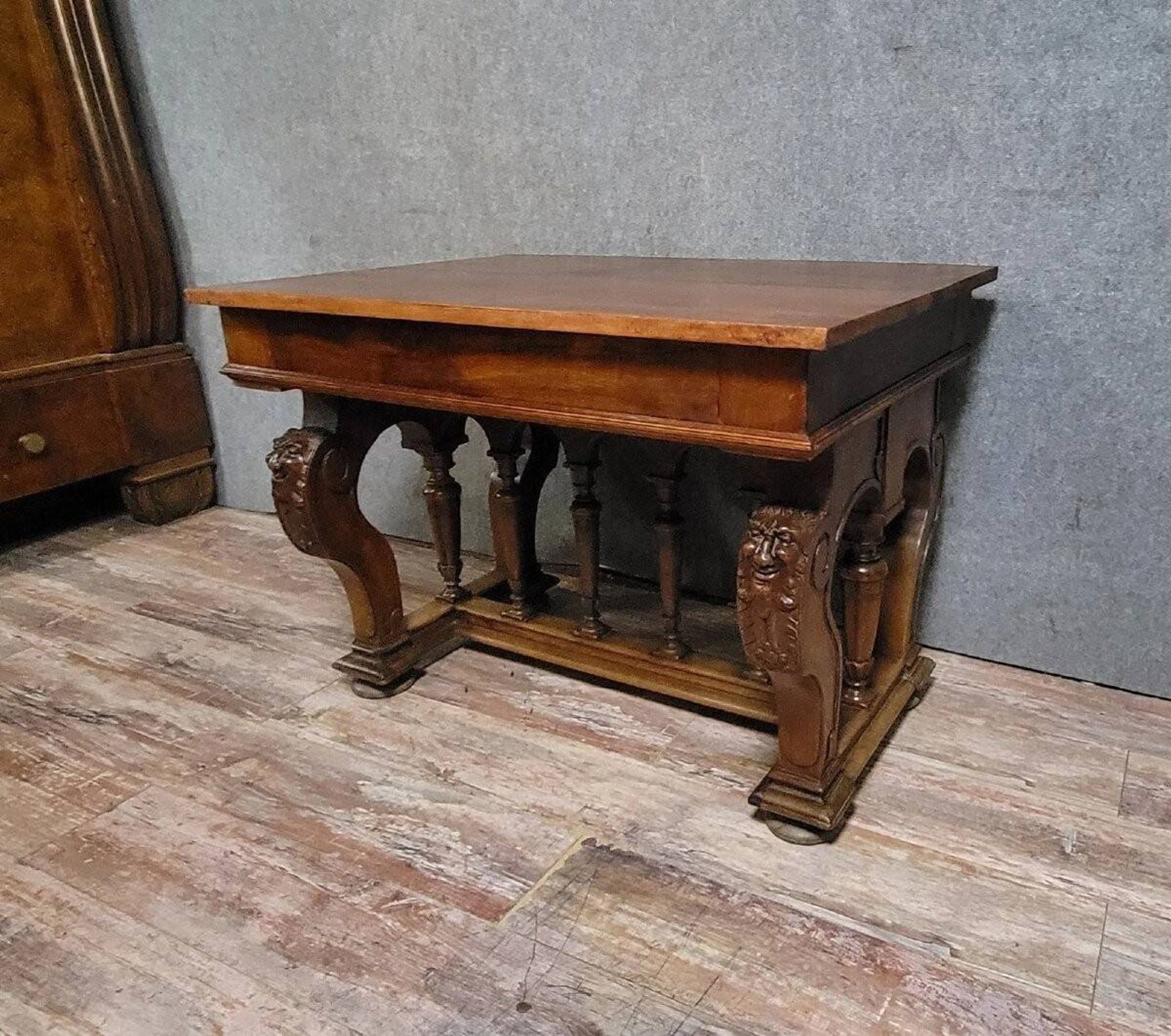 Table de milieu en noyer sculpté – Style Néo-Renaissance – XIXe siècle