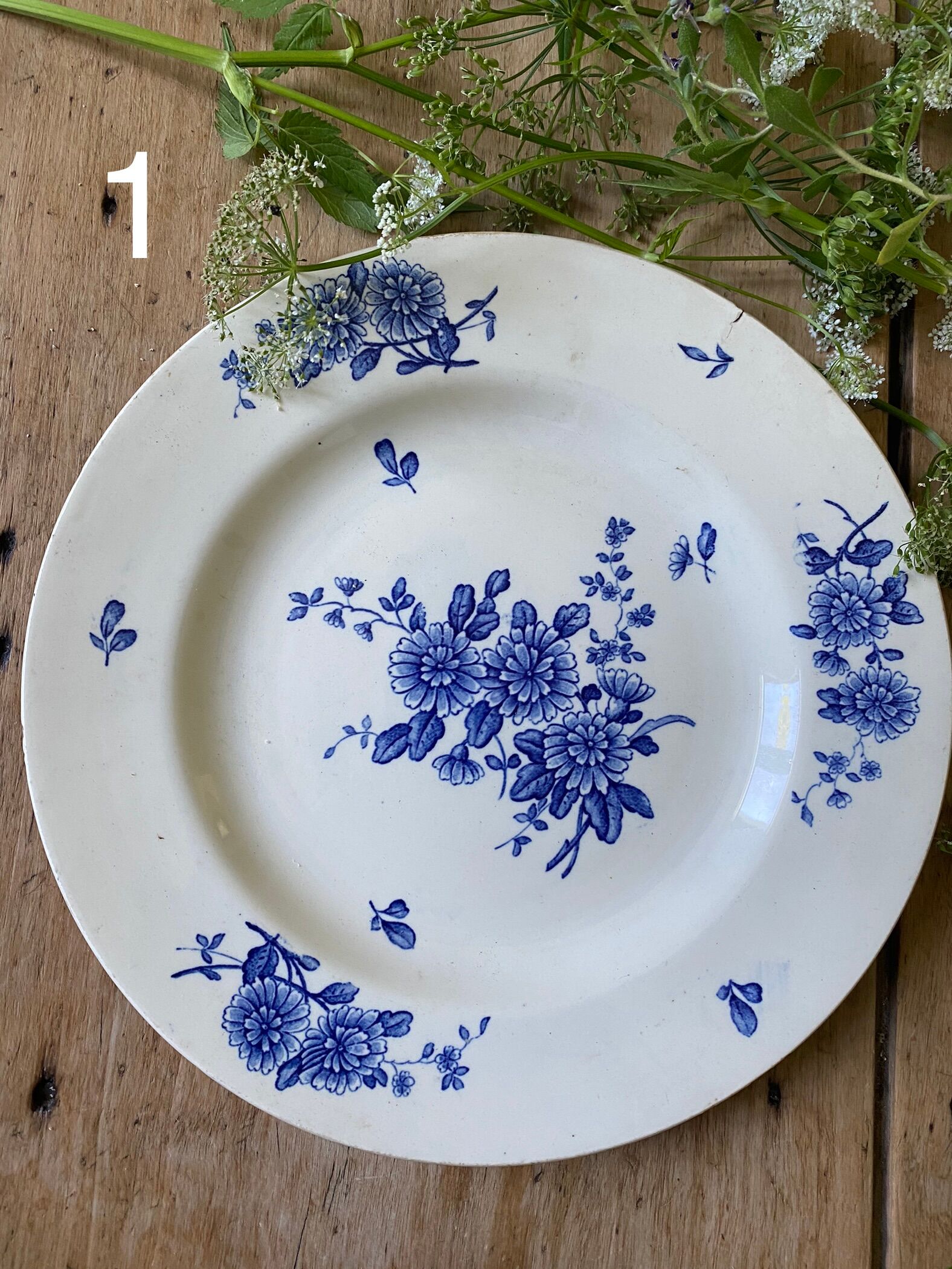 Assiette décor floral bleu KG Luneville