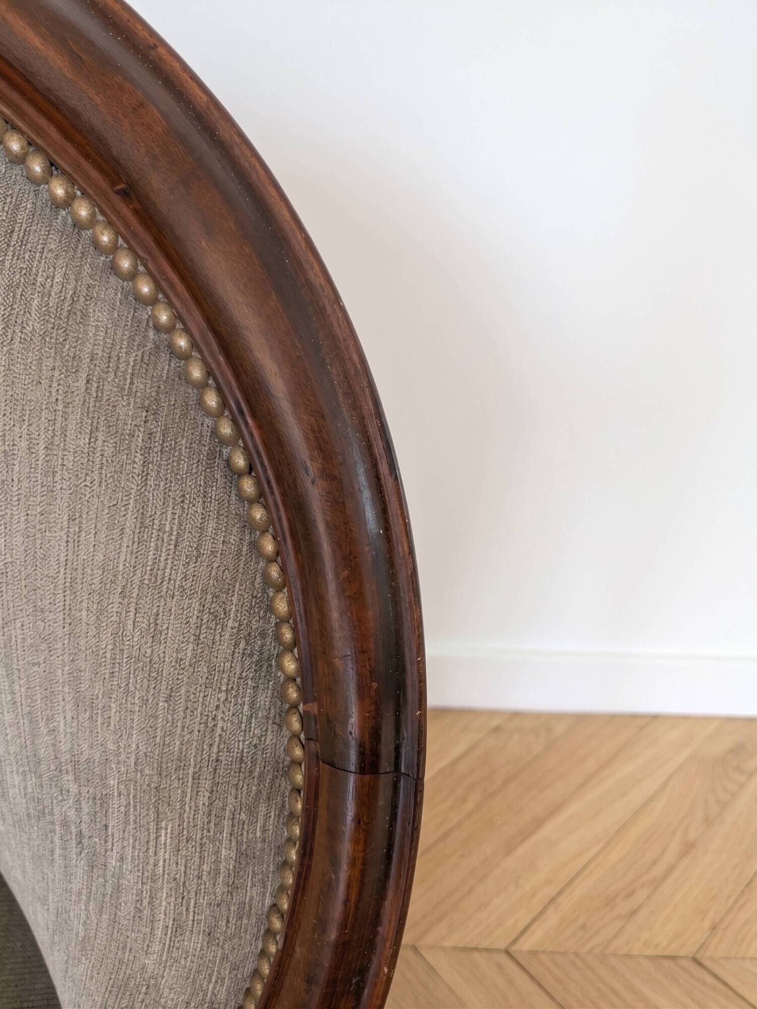 Louis XV style basket canapé in wood and beige fabric.