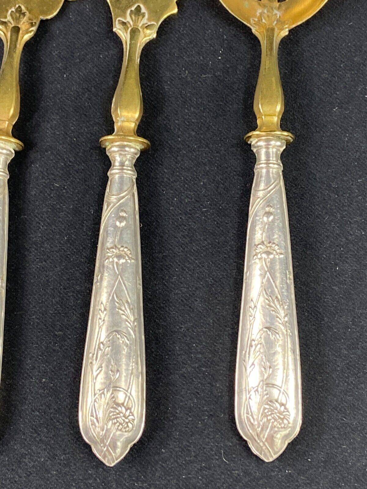 Suite of 3 dessert service elements with silver handles and sprinkler spoon