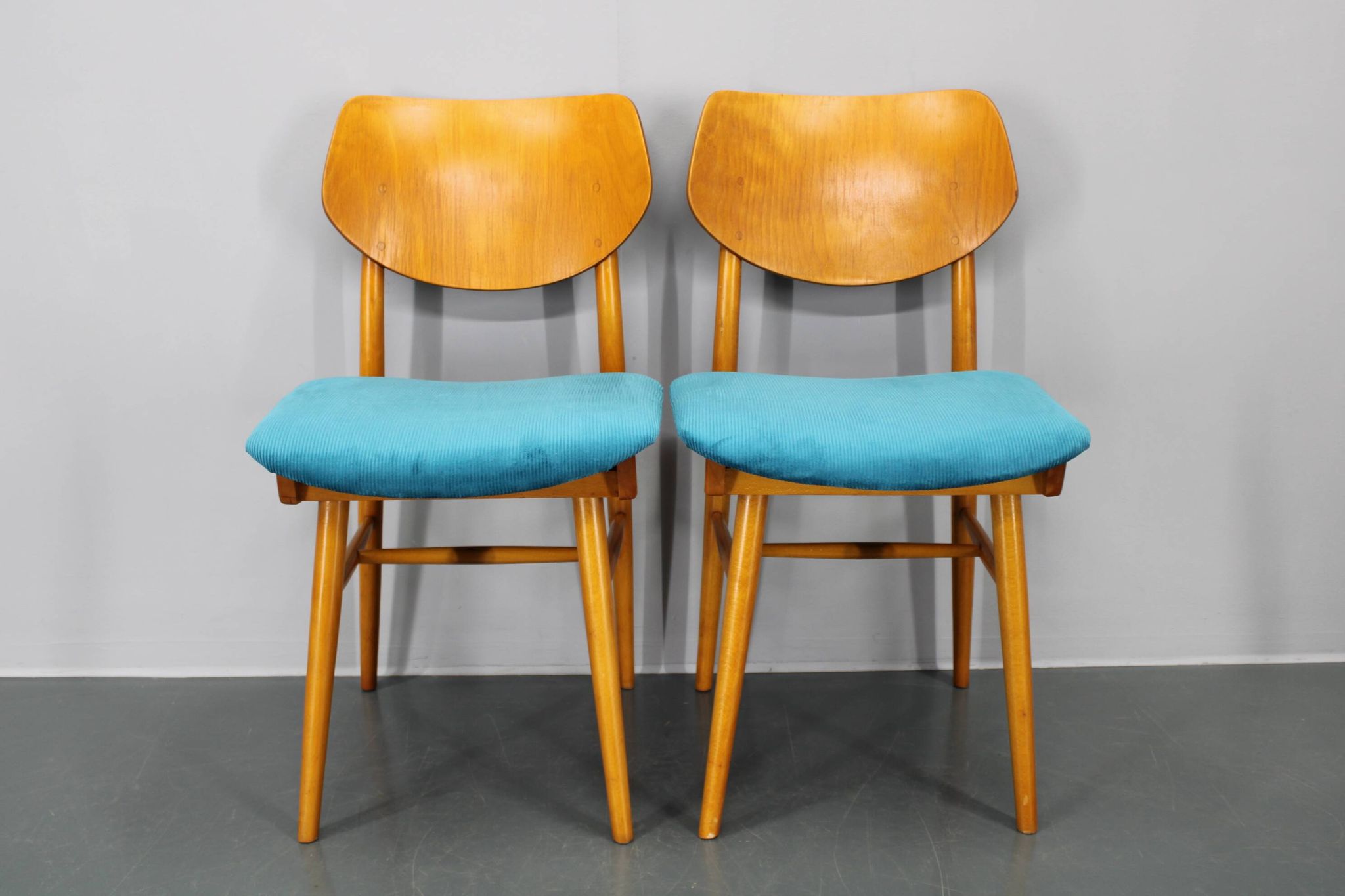 Ensemble de quatre chaises de salle à manger en hêtre des années 1970 par TON, Tchécoslovaquie