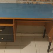 Bureau vintage bois années 1950, plateau bleu