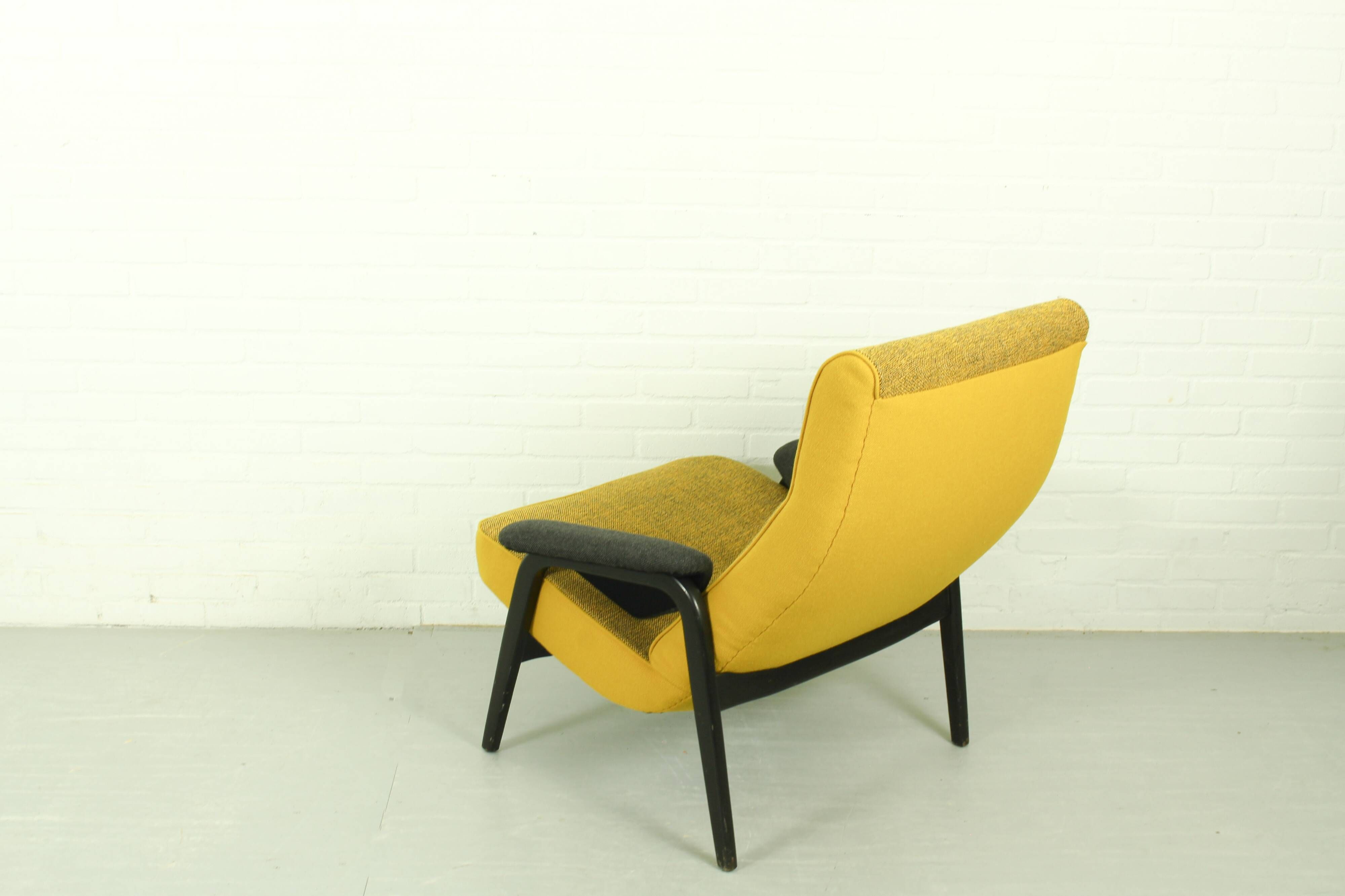 Theo Ruth pour les chaises Artifort Modèle 107 et 137 en Hallingdal Kvadrat.