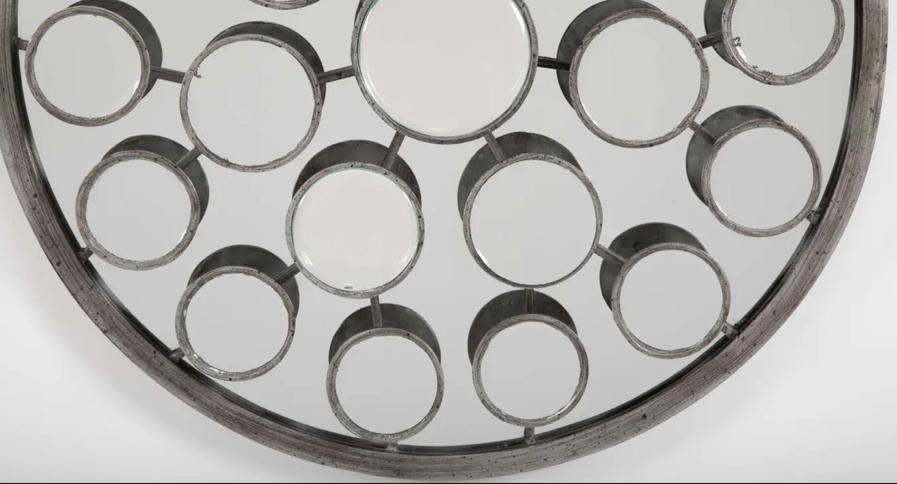 Mirror with round facets design