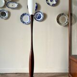 Lampadaire en bois foncé et opaline blanche