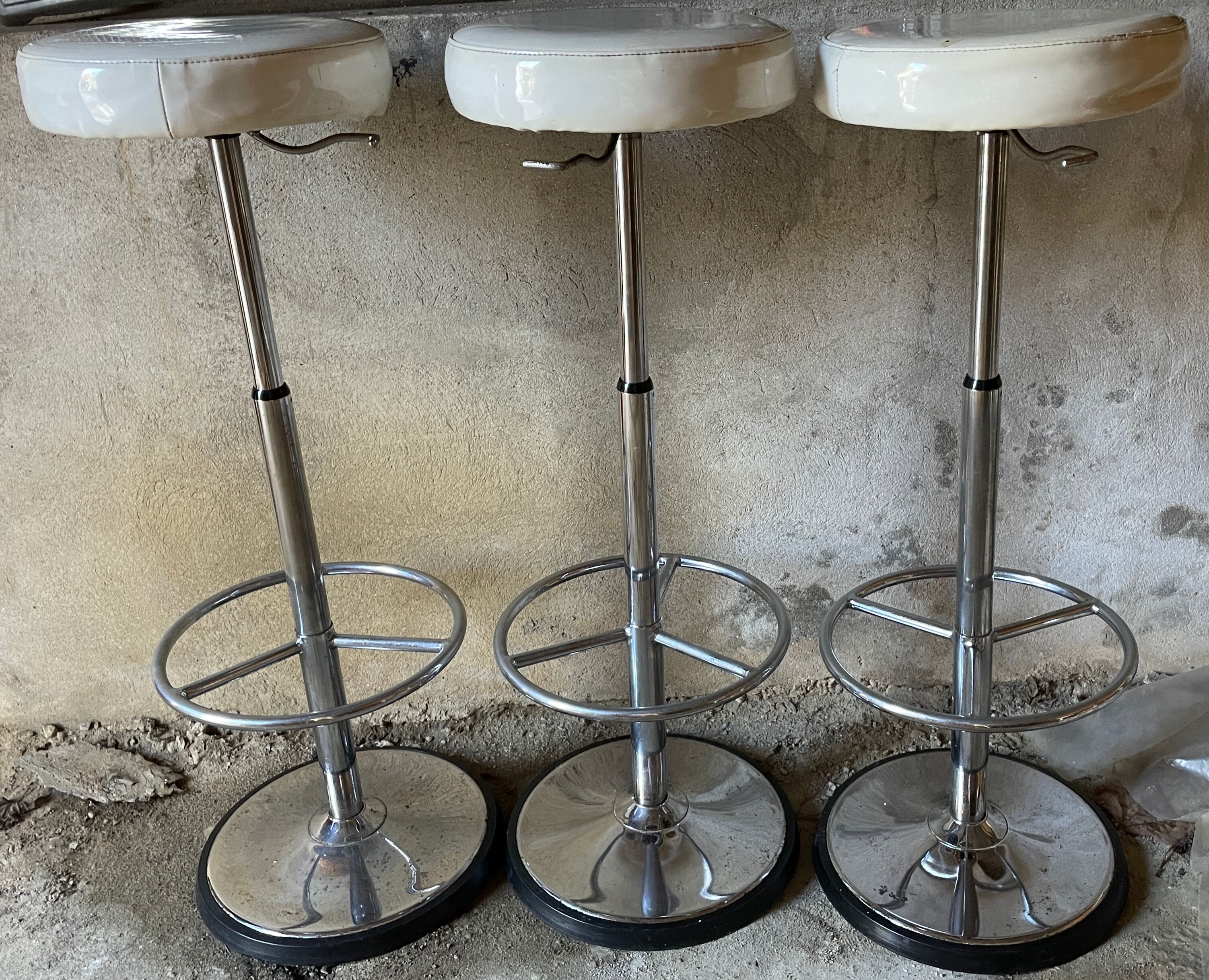 Height adjustable bar stool