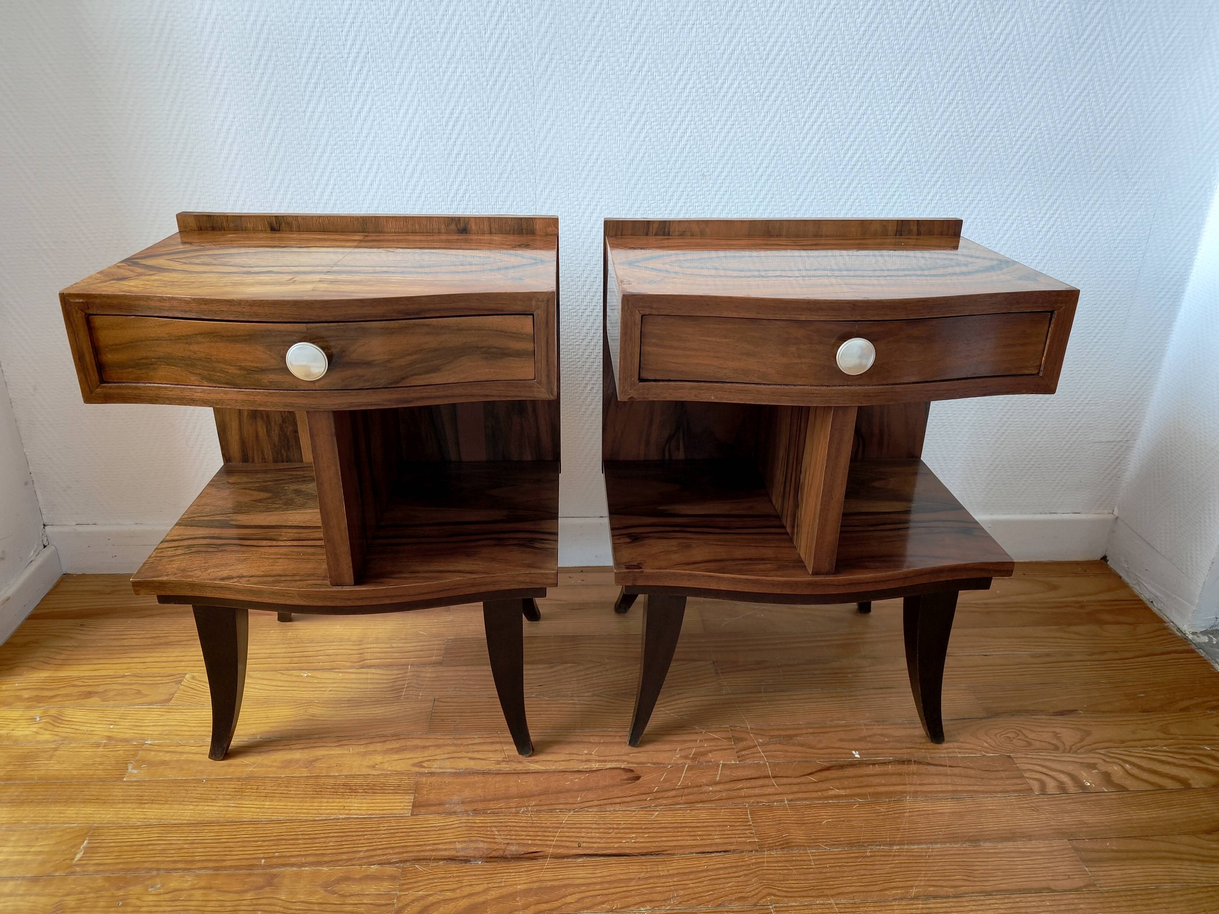 Pair of Art Deco bedside tables with flame veining, 1930s.