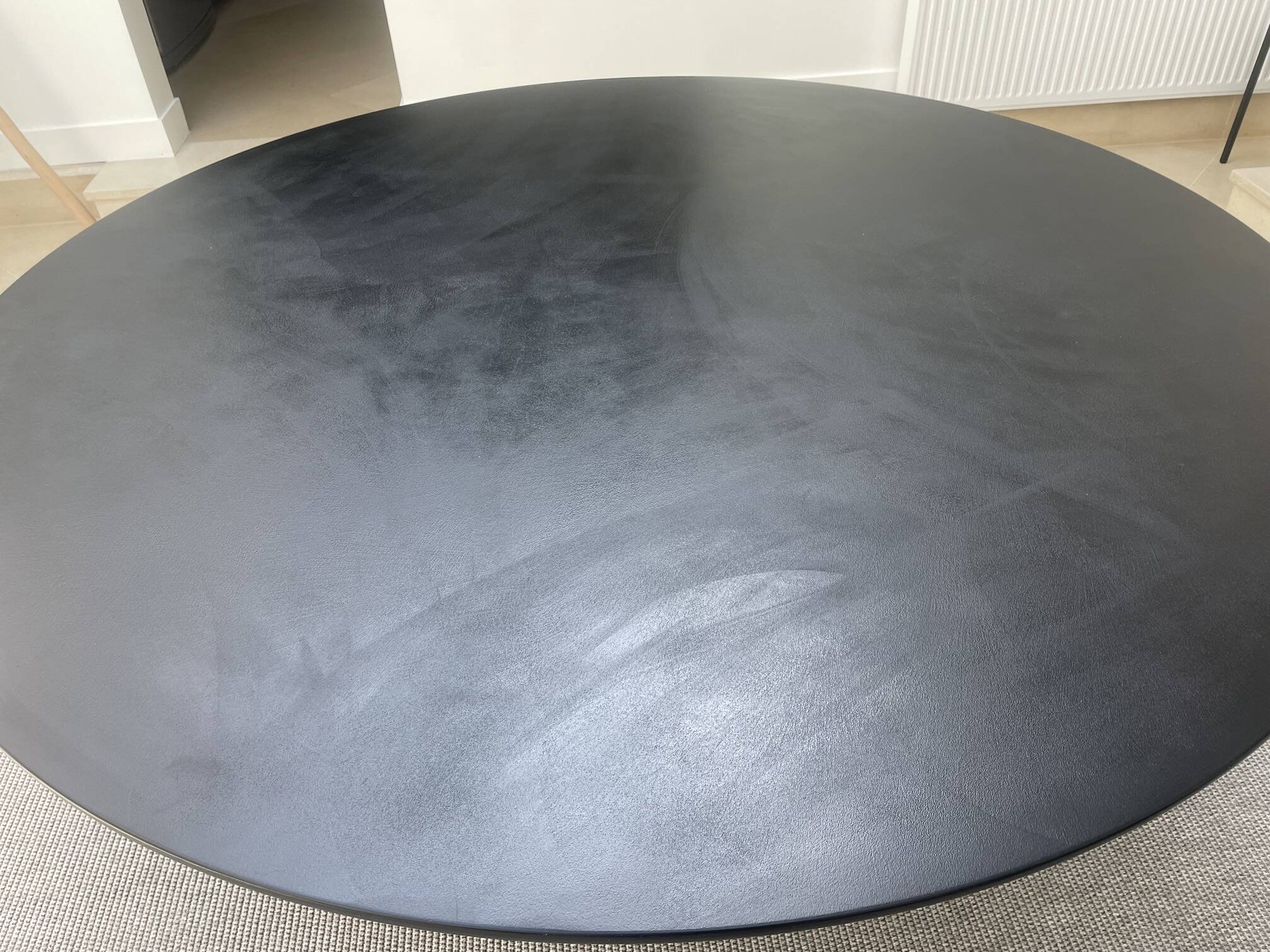 Black round table Tobi-Ishi B&B Italia design Edward Barber + Jay Osgerby