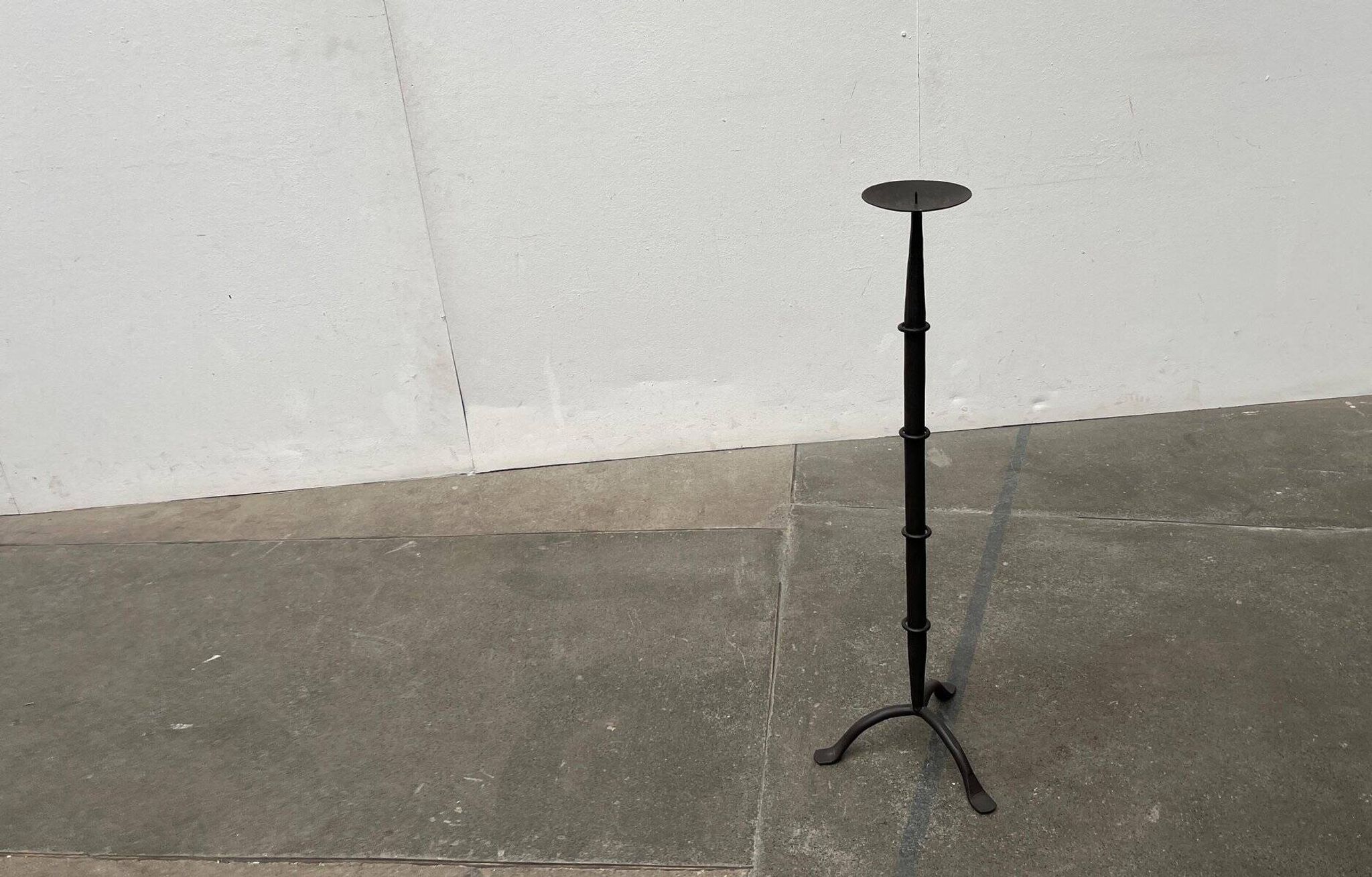 Large tripod candlestick in brutalist wrought iron, mid-century, 1960s.