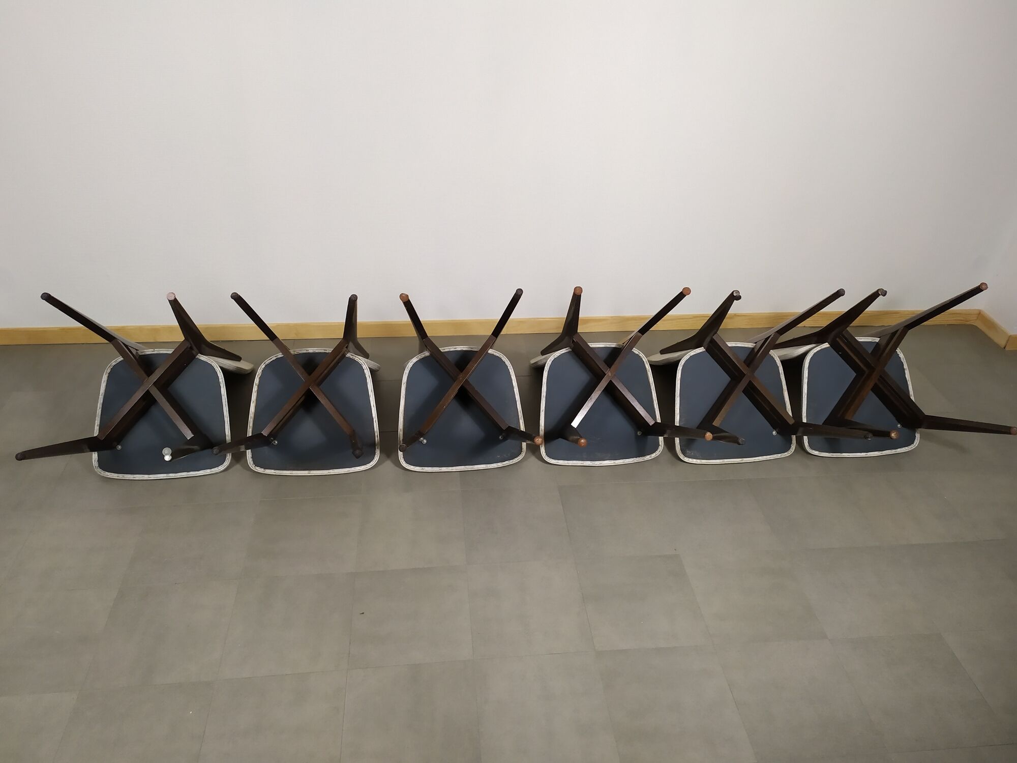 suite of 6 wooden chair and marbled grey white skai
