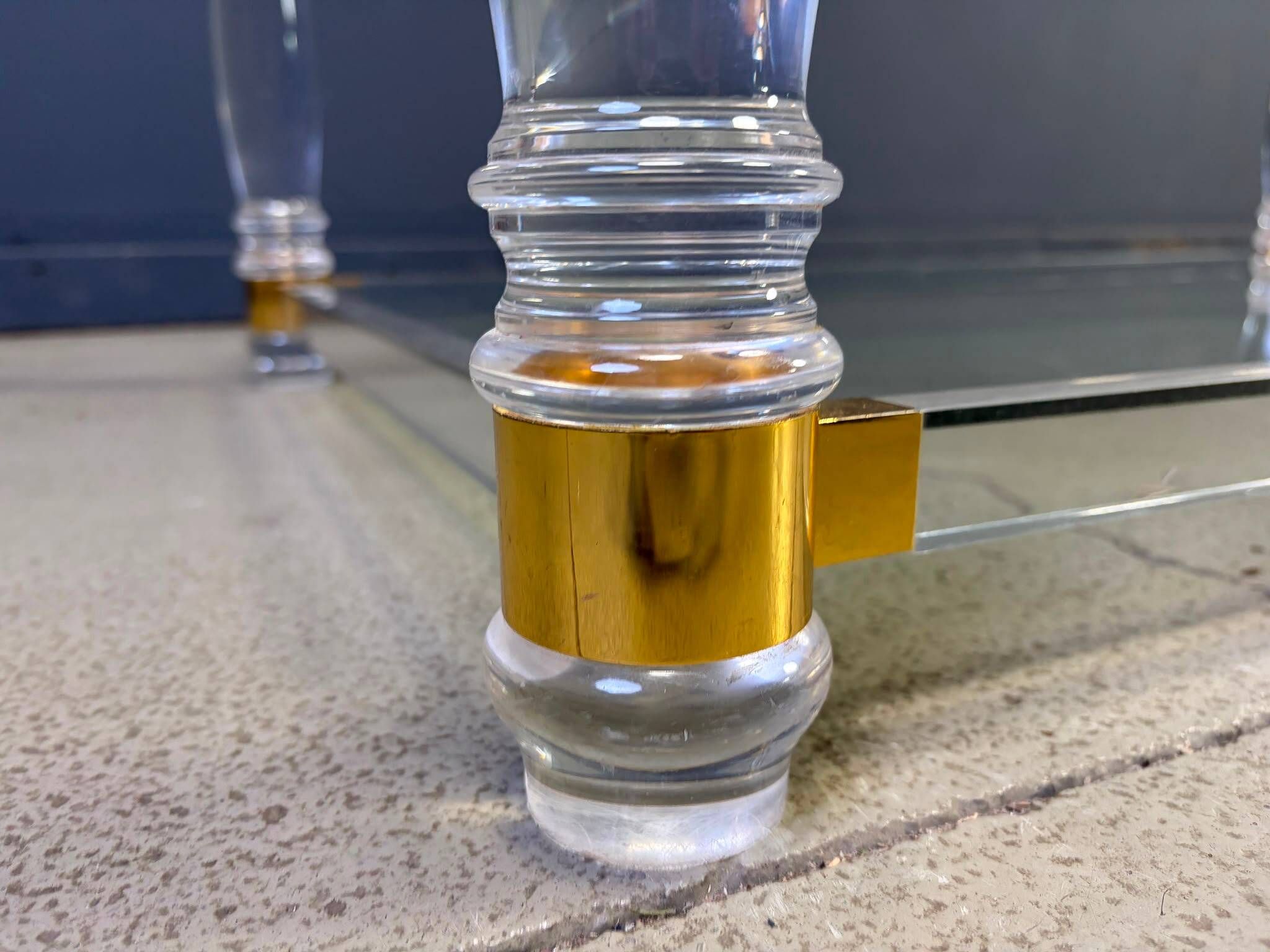 Table basse vintage en lucite et laiton, années 1970