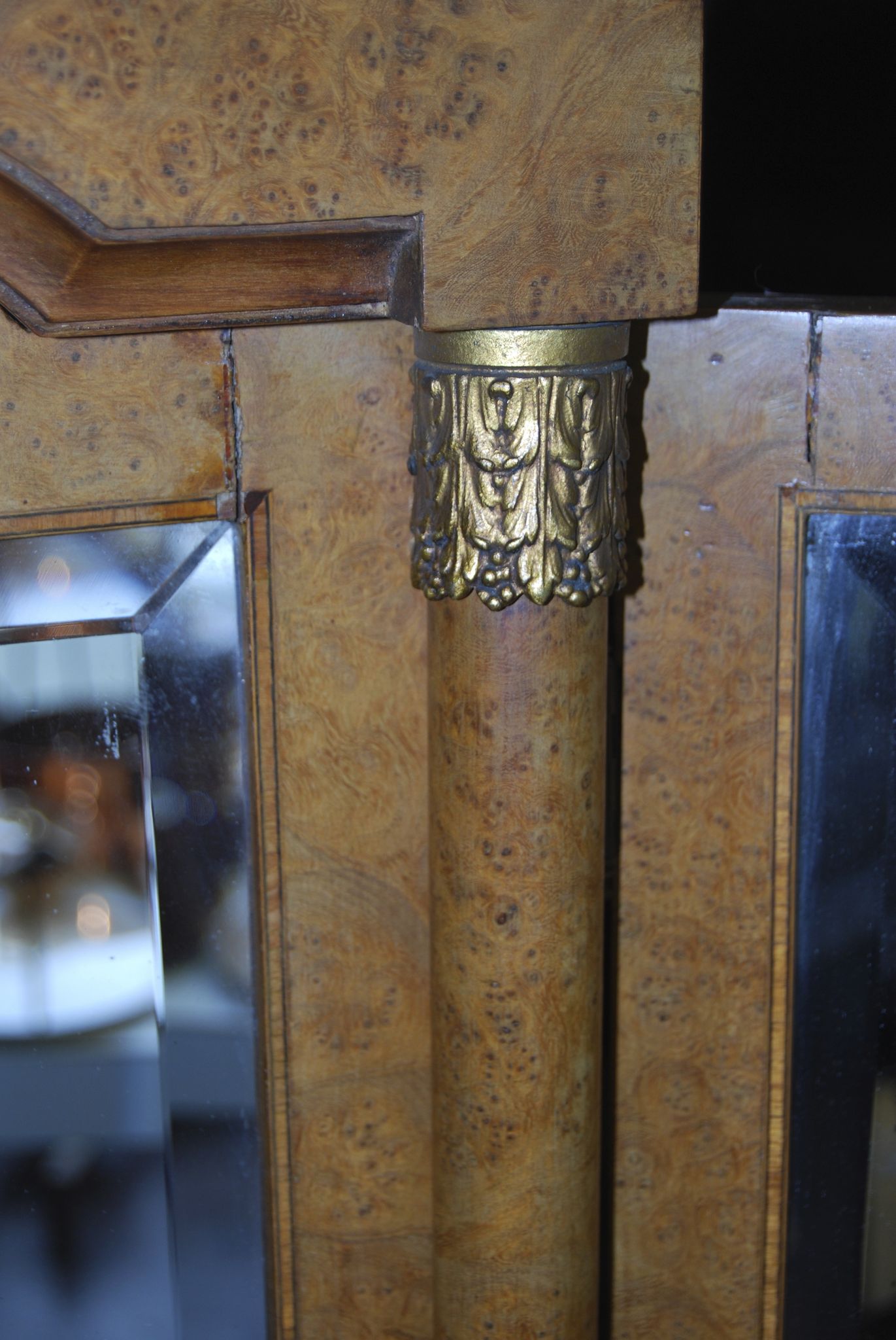Louis XVI-style hairdresser in elm magnifying glass and 20th century marquetry net.