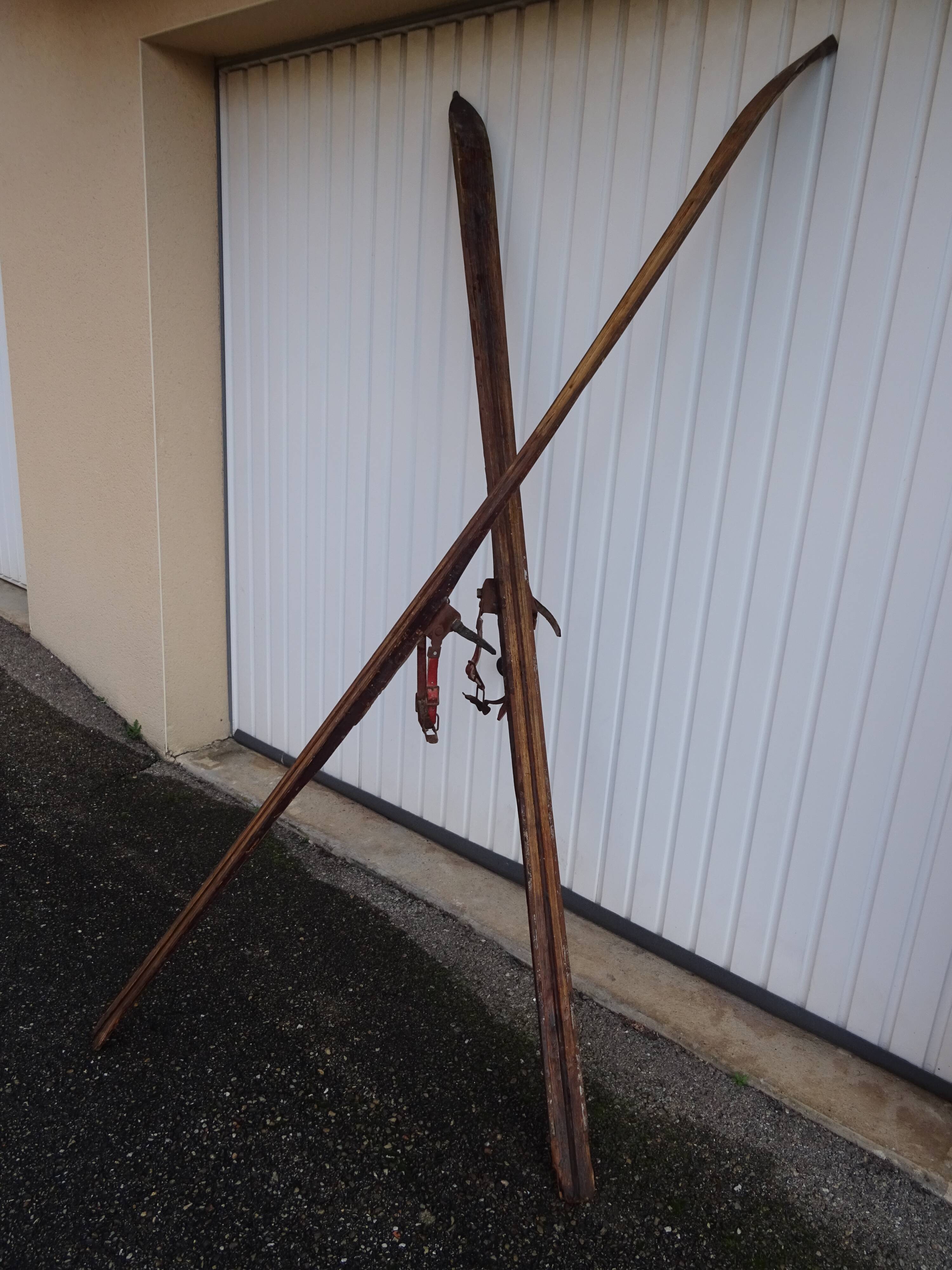 Ancienne paire de skis en bois l'Alpestre
