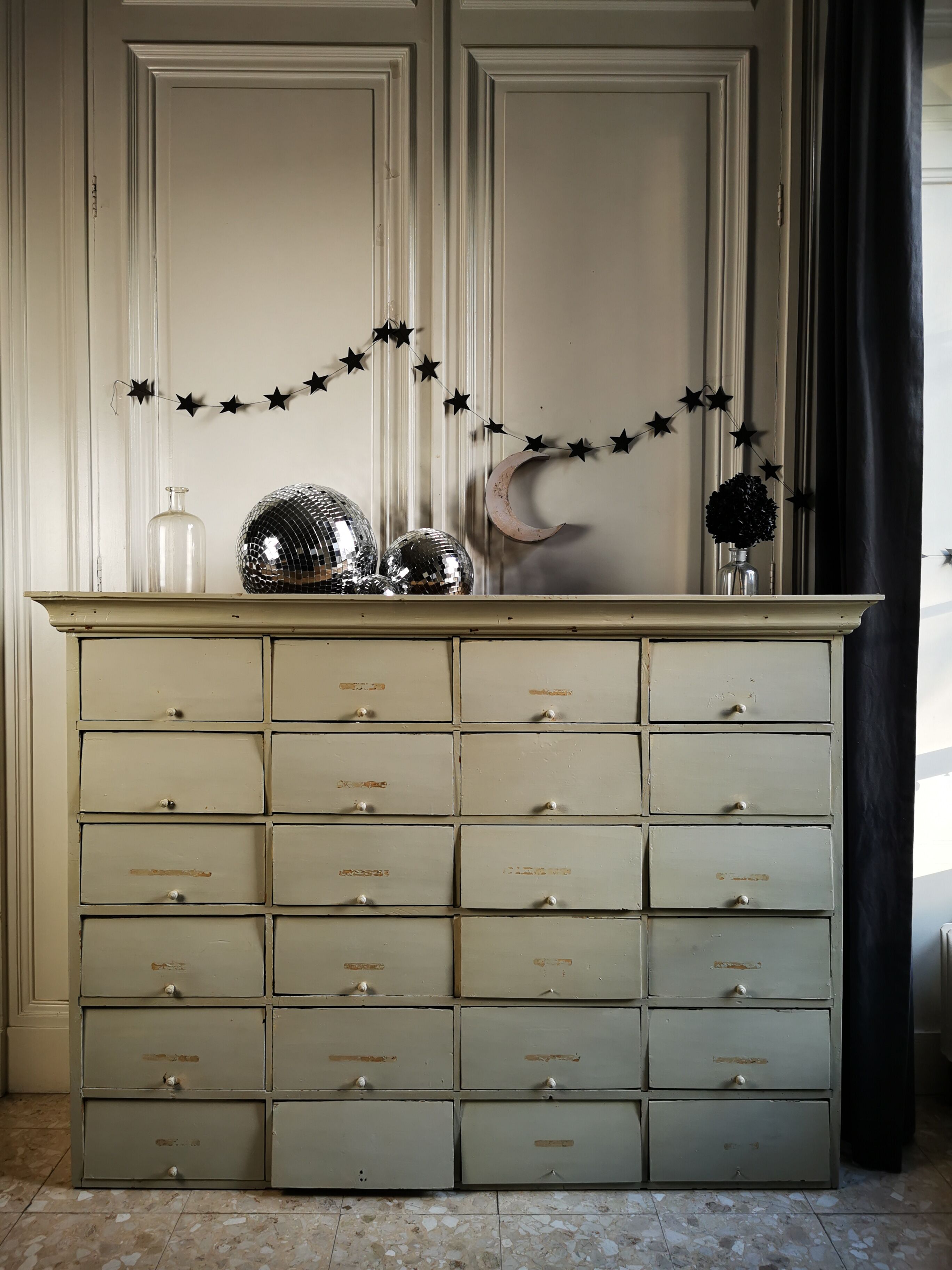 Former cabinet with lockers