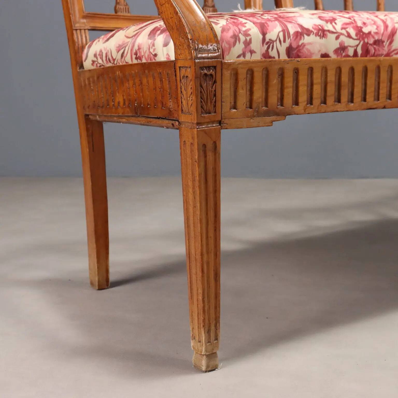 Antique neoclassical canapé in maple and fabric, Italy, 19th century.