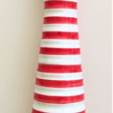 Vase en céramique rouge et blanc avec marque en relief vintage