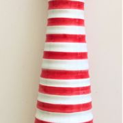 Vase en céramique rouge et blanc avec marque en relief vintage