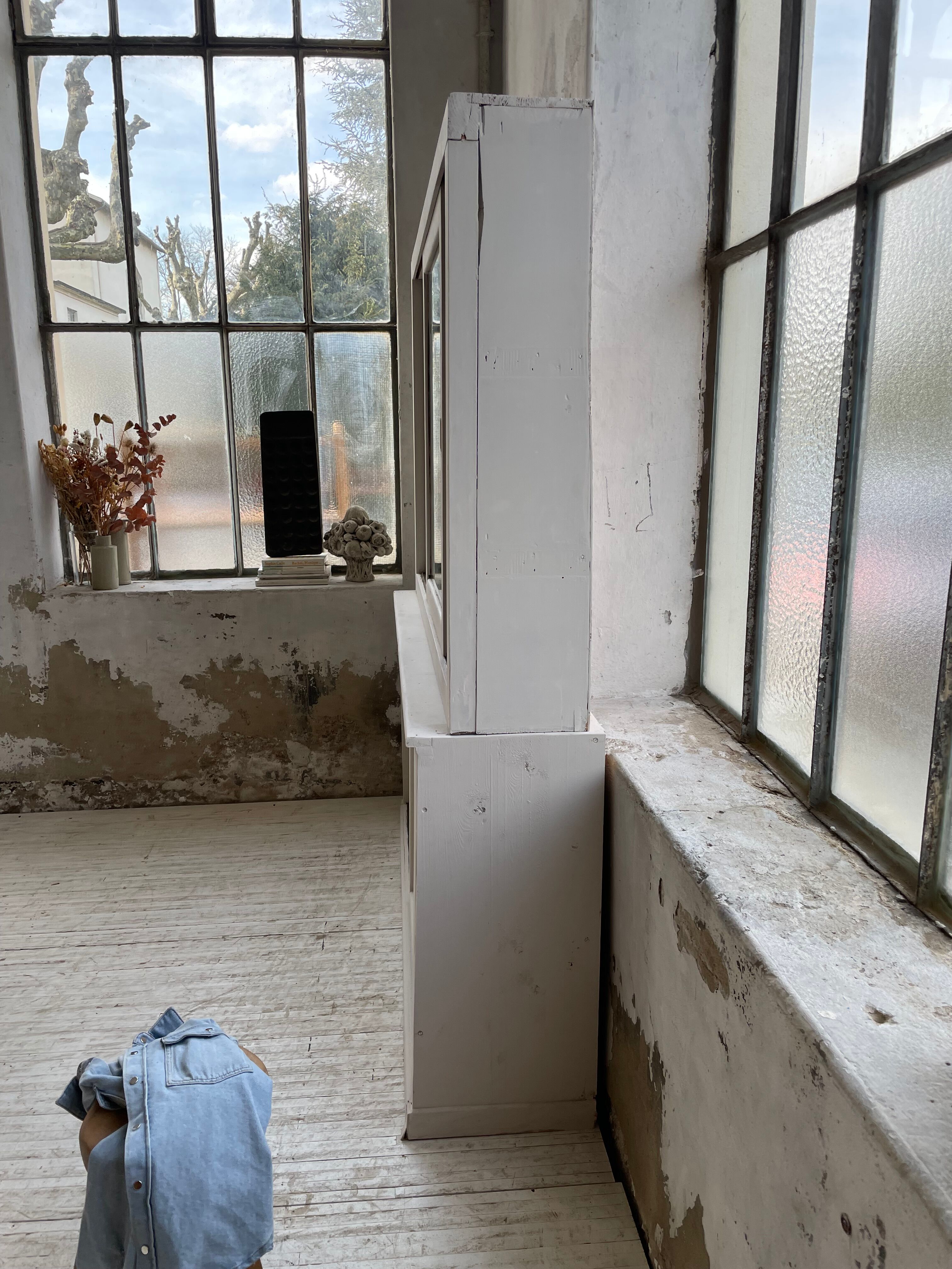 Library showcase ivory white sliding doors