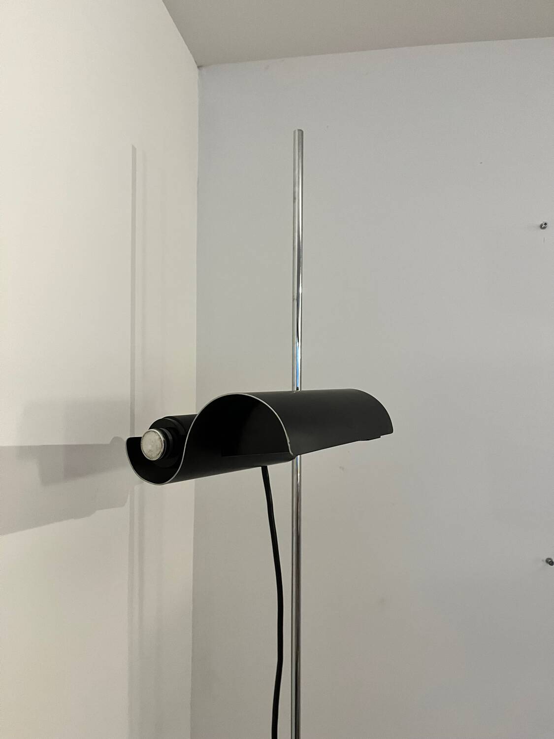 Lampadaire Oluce – DIM – Vico Magistretti – Acier chromé & aluminium –