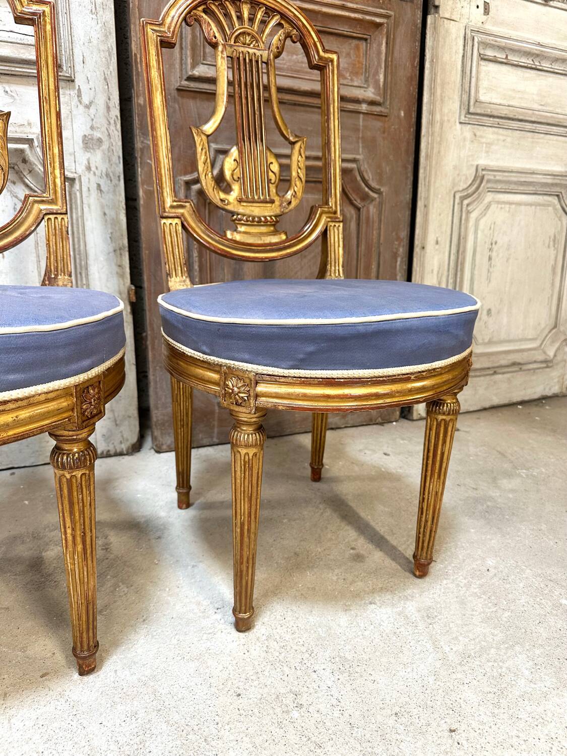 Paire de chaises style Louis XVI en bois doré